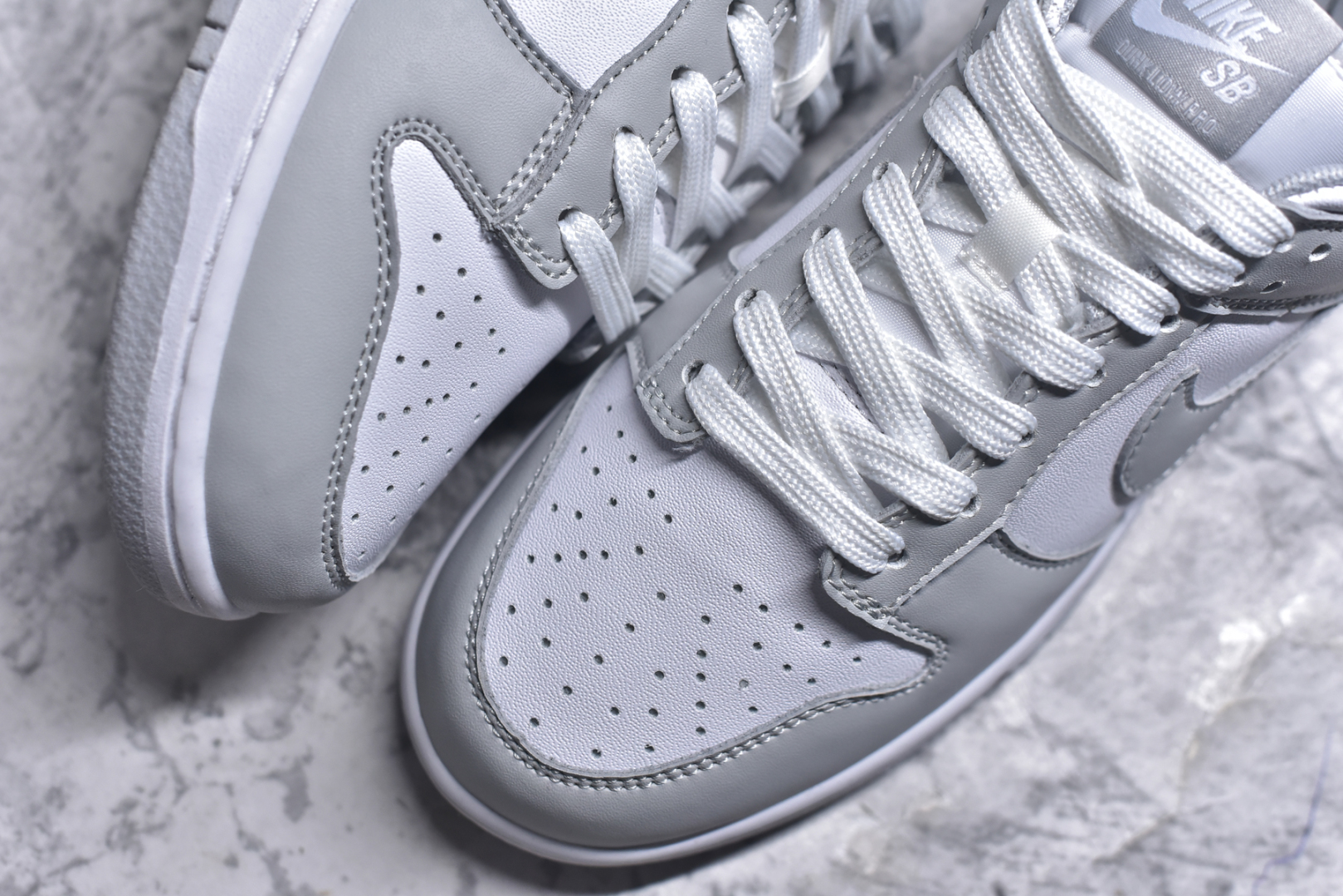 图片[8]-#NK Dunk Low Retro 浅灰白 长期补货 稳定到货 工厂个位数利润 淡季生产只为维持工厂运转 完美版型品相超高清洁度 全套原纸板楦头开发 确保原汁原味 完美呈现DUNK版型 一比一鞋头弧度高度鞋身弧度 此版本只针对中端市场 皮料材质有所更替 其他数据细节工艺流程均保持一致 绝不口嗨 细节品控鞋型随意对比 独家私模官方第六代原厂航空铝磨具打磨大底 鞋头坡度极致还原 无解鞋型 原盒原配 圈内天花板工艺 原厂玻璃冲刀 超高清洁度 全鞋零毛边皮料切割 中底布拉帮走线遵循公司 尺码： 36 36.5 37.5 38 38.5 39 40 40.5 41 42 42.5 43 44 44.5 45 46-选品中心