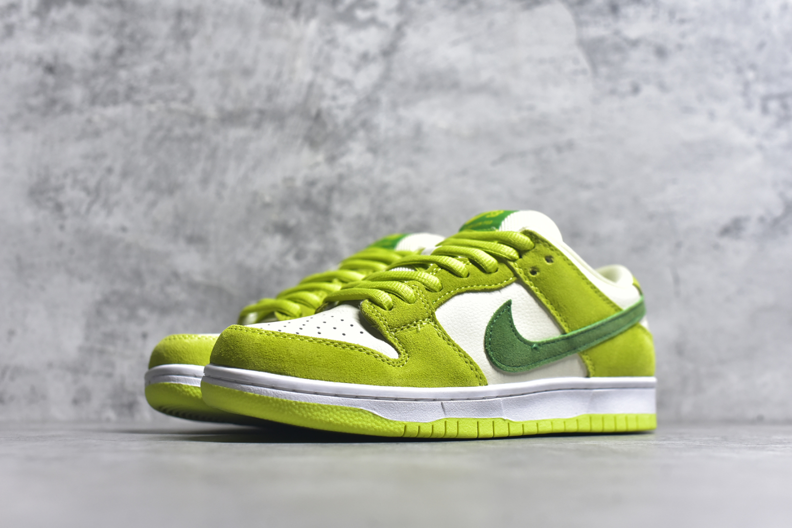 图片[2]-#NK Dunk Low Retro 白绿青苹果DM0807-300 长期补货 稳定到货 工厂个位数利润 淡季生产只为维持工厂运转 完美版型品相超高清洁度 全套原纸板楦头开发 确保原汁原味 完美呈现DUNK版型 一比一鞋头弧度高度鞋身弧度 此版本只针对中端市场 皮料材质有所更替 其他数据细节工艺流程均保持一致 绝不口嗨 细节品控鞋型随意对比 独家私模官方第六代原厂航空铝磨具打磨大底 鞋头坡度极致还原 无解鞋型 原盒原配 圈内天花板工艺 原厂玻璃冲刀 超高清洁度 全鞋零毛边皮料切割 中底布拉帮走线遵循公司 尺码： 36 36.5 37.5 38 38.5 39 40 40.5 41 42 42.5 43 44 44.5 45 46-选品中心