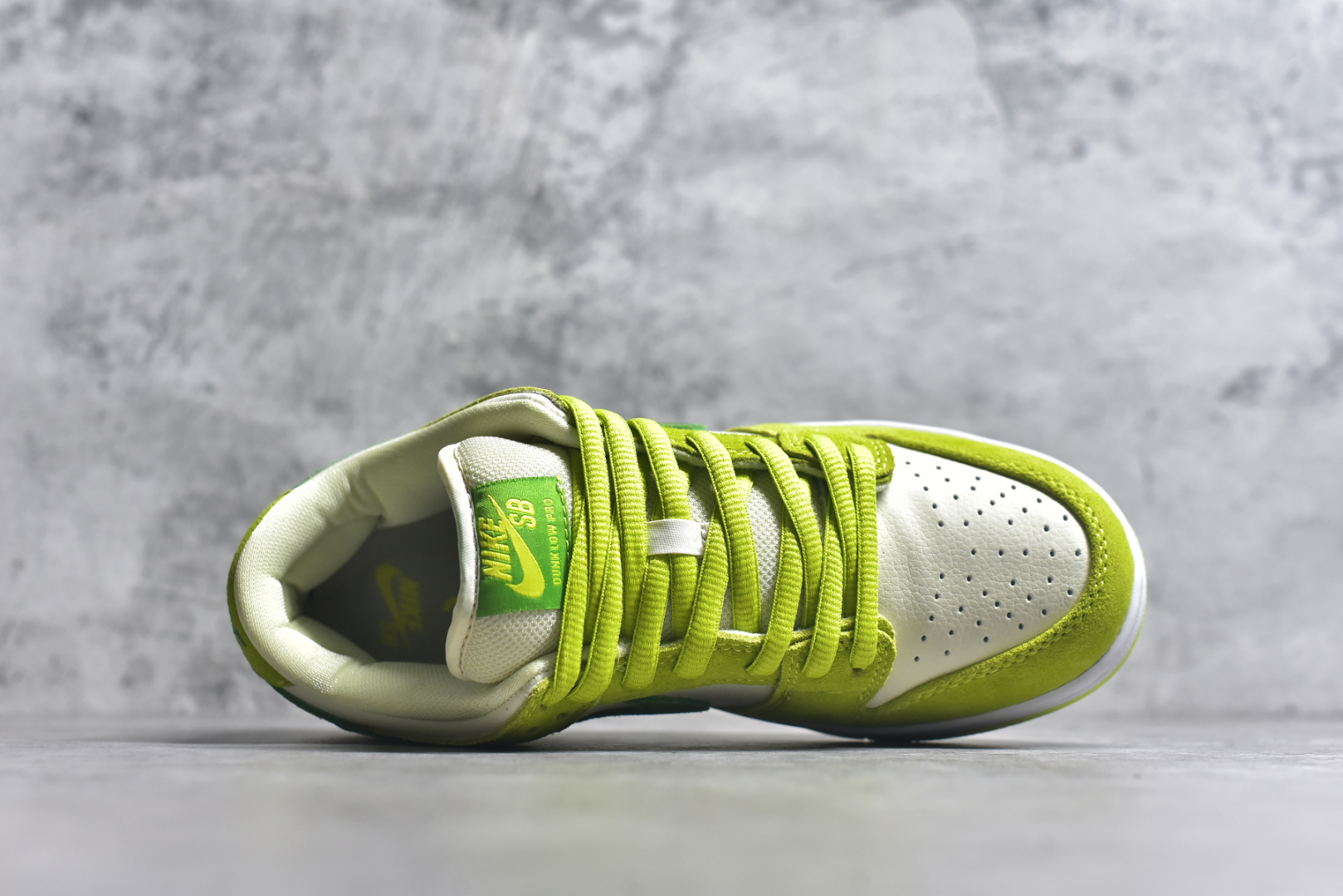 图片[4]-#NK Dunk Low Retro 白绿青苹果DM0807-300 长期补货 稳定到货 工厂个位数利润 淡季生产只为维持工厂运转 完美版型品相超高清洁度 全套原纸板楦头开发 确保原汁原味 完美呈现DUNK版型 一比一鞋头弧度高度鞋身弧度 此版本只针对中端市场 皮料材质有所更替 其他数据细节工艺流程均保持一致 绝不口嗨 细节品控鞋型随意对比 独家私模官方第六代原厂航空铝磨具打磨大底 鞋头坡度极致还原 无解鞋型 原盒原配 圈内天花板工艺 原厂玻璃冲刀 超高清洁度 全鞋零毛边皮料切割 中底布拉帮走线遵循公司 尺码： 36 36.5 37.5 38 38.5 39 40 40.5 41 42 42.5 43 44 44.5 45 46-选品中心
