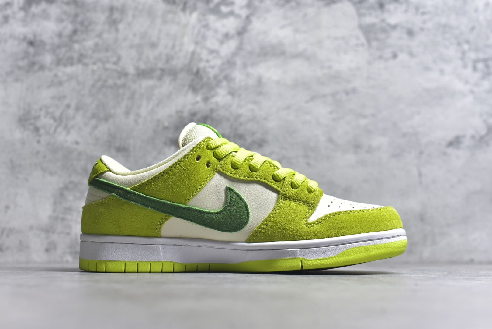 图片[3]-#NK Dunk Low Retro 白绿青苹果DM0807-300 长期补货 稳定到货 工厂个位数利润 淡季生产只为维持工厂运转 完美版型品相超高清洁度 全套原纸板楦头开发 确保原汁原味 完美呈现DUNK版型 一比一鞋头弧度高度鞋身弧度 此版本只针对中端市场 皮料材质有所更替 其他数据细节工艺流程均保持一致 绝不口嗨 细节品控鞋型随意对比 独家私模官方第六代原厂航空铝磨具打磨大底 鞋头坡度极致还原 无解鞋型 原盒原配 圈内天花板工艺 原厂玻璃冲刀 超高清洁度 全鞋零毛边皮料切割 中底布拉帮走线遵循公司 尺码： 36 36.5 37.5 38 38.5 39 40 40.5 41 42 42.5 43 44 44.5 45 46-选品中心