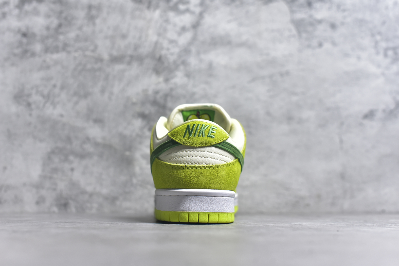 图片[5]-#NK Dunk Low Retro 白绿青苹果DM0807-300 长期补货 稳定到货 工厂个位数利润 淡季生产只为维持工厂运转 完美版型品相超高清洁度 全套原纸板楦头开发 确保原汁原味 完美呈现DUNK版型 一比一鞋头弧度高度鞋身弧度 此版本只针对中端市场 皮料材质有所更替 其他数据细节工艺流程均保持一致 绝不口嗨 细节品控鞋型随意对比 独家私模官方第六代原厂航空铝磨具打磨大底 鞋头坡度极致还原 无解鞋型 原盒原配 圈内天花板工艺 原厂玻璃冲刀 超高清洁度 全鞋零毛边皮料切割 中底布拉帮走线遵循公司 尺码： 36 36.5 37.5 38 38.5 39 40 40.5 41 42 42.5 43 44 44.5 45 46-选品中心
