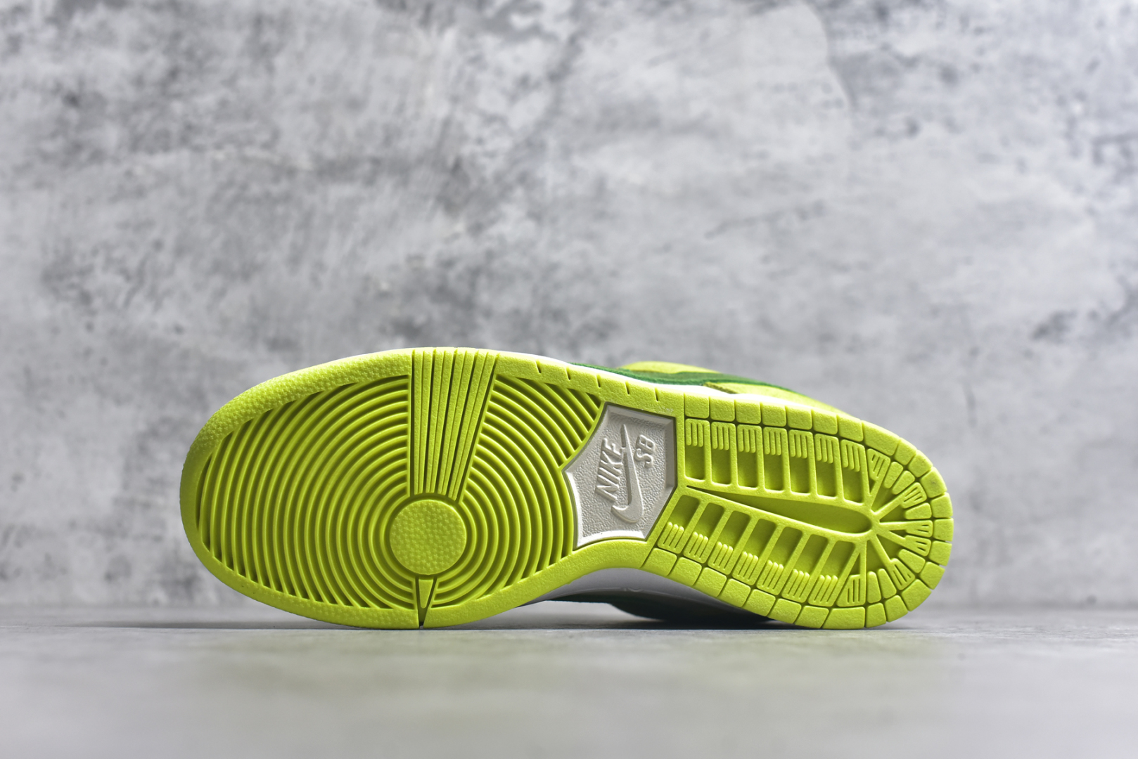 图片[6]-#NK Dunk Low Retro 白绿青苹果DM0807-300 长期补货 稳定到货 工厂个位数利润 淡季生产只为维持工厂运转 完美版型品相超高清洁度 全套原纸板楦头开发 确保原汁原味 完美呈现DUNK版型 一比一鞋头弧度高度鞋身弧度 此版本只针对中端市场 皮料材质有所更替 其他数据细节工艺流程均保持一致 绝不口嗨 细节品控鞋型随意对比 独家私模官方第六代原厂航空铝磨具打磨大底 鞋头坡度极致还原 无解鞋型 原盒原配 圈内天花板工艺 原厂玻璃冲刀 超高清洁度 全鞋零毛边皮料切割 中底布拉帮走线遵循公司 尺码： 36 36.5 37.5 38 38.5 39 40 40.5 41 42 42.5 43 44 44.5 45 46-选品中心