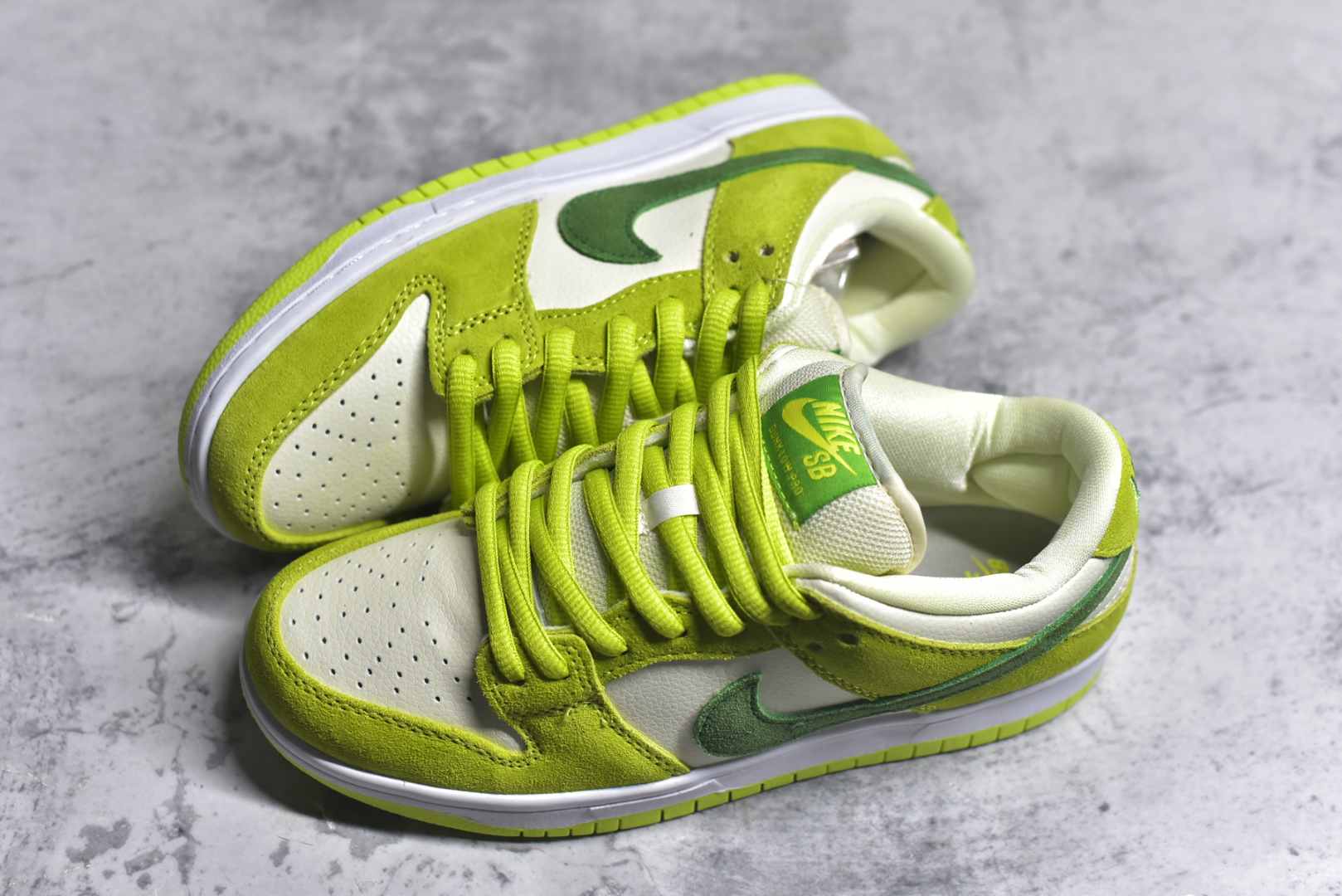 图片[7]-#NK Dunk Low Retro 白绿青苹果DM0807-300 长期补货 稳定到货 工厂个位数利润 淡季生产只为维持工厂运转 完美版型品相超高清洁度 全套原纸板楦头开发 确保原汁原味 完美呈现DUNK版型 一比一鞋头弧度高度鞋身弧度 此版本只针对中端市场 皮料材质有所更替 其他数据细节工艺流程均保持一致 绝不口嗨 细节品控鞋型随意对比 独家私模官方第六代原厂航空铝磨具打磨大底 鞋头坡度极致还原 无解鞋型 原盒原配 圈内天花板工艺 原厂玻璃冲刀 超高清洁度 全鞋零毛边皮料切割 中底布拉帮走线遵循公司 尺码： 36 36.5 37.5 38 38.5 39 40 40.5 41 42 42.5 43 44 44.5 45 46-选品中心