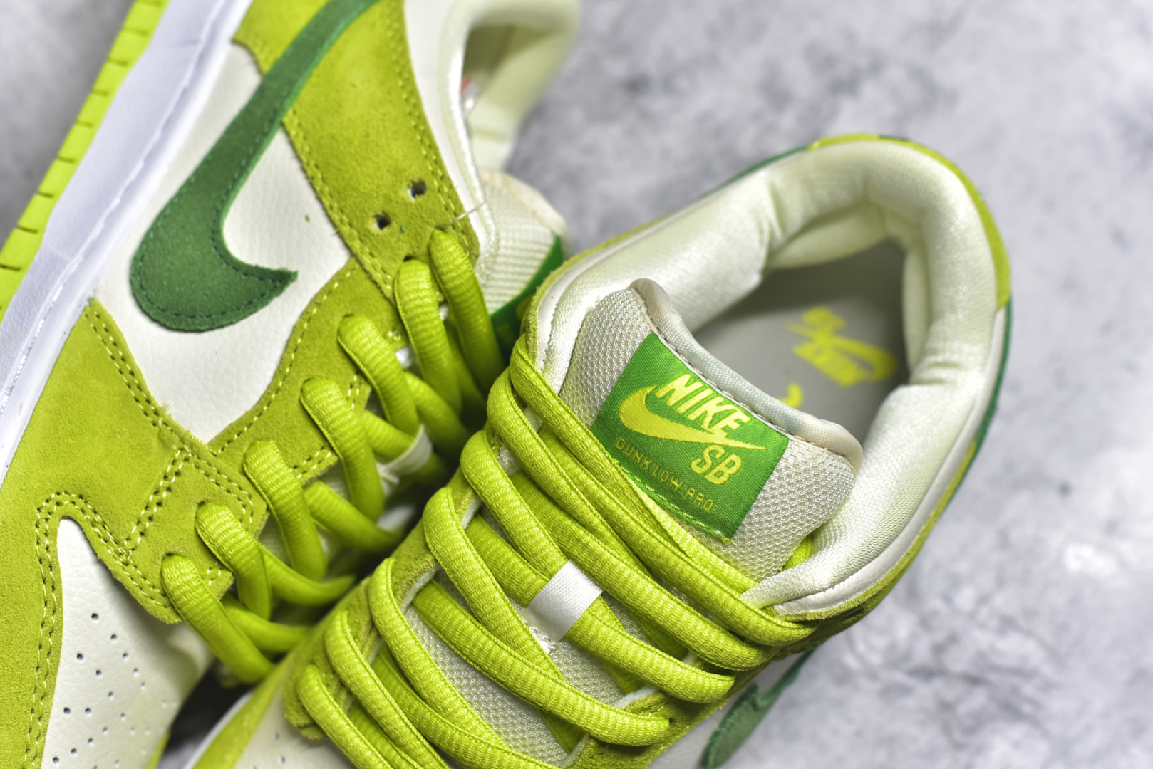 图片[9]-#NK Dunk Low Retro 白绿青苹果DM0807-300 长期补货 稳定到货 工厂个位数利润 淡季生产只为维持工厂运转 完美版型品相超高清洁度 全套原纸板楦头开发 确保原汁原味 完美呈现DUNK版型 一比一鞋头弧度高度鞋身弧度 此版本只针对中端市场 皮料材质有所更替 其他数据细节工艺流程均保持一致 绝不口嗨 细节品控鞋型随意对比 独家私模官方第六代原厂航空铝磨具打磨大底 鞋头坡度极致还原 无解鞋型 原盒原配 圈内天花板工艺 原厂玻璃冲刀 超高清洁度 全鞋零毛边皮料切割 中底布拉帮走线遵循公司 尺码： 36 36.5 37.5 38 38.5 39 40 40.5 41 42 42.5 43 44 44.5 45 46-选品中心