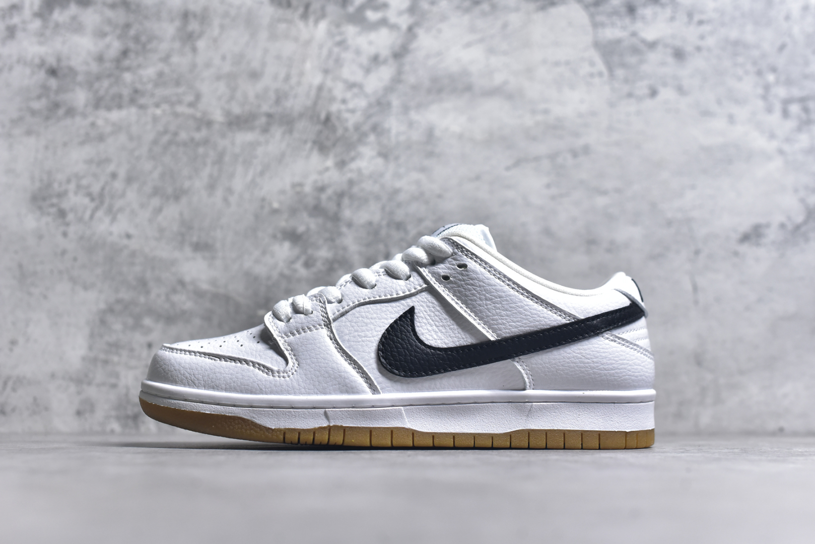 #NK Dunk Low Retro 白黑生胶 CD2563-100长期补货 稳定到货 工厂个位数利润 淡季生产只为维持工厂运转 完美版型品相超高清洁度 全套原纸板楦头开发 确保原汁原味 完美呈现DUNK版型 一比一鞋头弧度高度鞋身弧度 此版本只针对中端市场 皮料材质有所更替 其他数据细节工艺流程均保持一致 绝不口嗨 细节品控鞋型随意对比 独家私模官方第六代原厂航空铝磨具打磨大底 鞋头坡度极致还原 无解鞋型 原盒原配 圈内天花板工艺 原厂玻璃冲刀 超高清洁度 全鞋零毛边皮料切割 中底布拉帮走线遵循公司 尺码： 36 36.5 37.5 38 38.5 39 40 40.5 41 42 42.5 43 44 44.5 45 46-选品中心