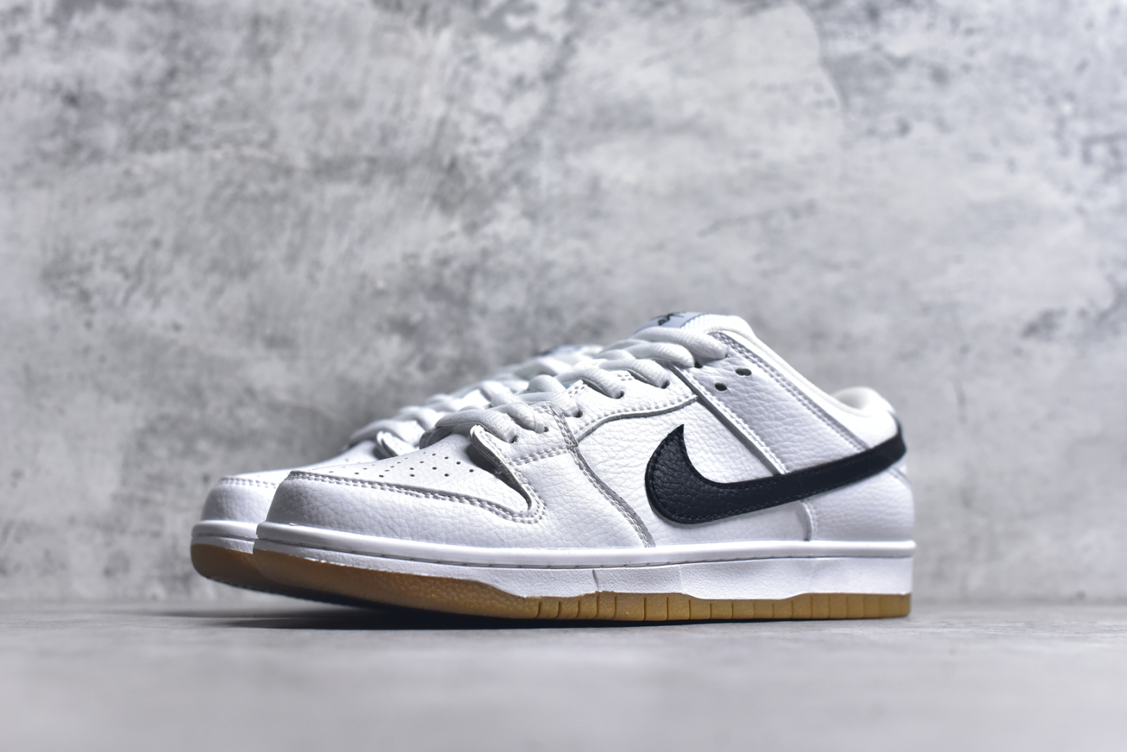 图片[2]-#NK Dunk Low Retro 白黑生胶 CD2563-100长期补货 稳定到货 工厂个位数利润 淡季生产只为维持工厂运转 完美版型品相超高清洁度 全套原纸板楦头开发 确保原汁原味 完美呈现DUNK版型 一比一鞋头弧度高度鞋身弧度 此版本只针对中端市场 皮料材质有所更替 其他数据细节工艺流程均保持一致 绝不口嗨 细节品控鞋型随意对比 独家私模官方第六代原厂航空铝磨具打磨大底 鞋头坡度极致还原 无解鞋型 原盒原配 圈内天花板工艺 原厂玻璃冲刀 超高清洁度 全鞋零毛边皮料切割 中底布拉帮走线遵循公司 尺码： 36 36.5 37.5 38 38.5 39 40 40.5 41 42 42.5 43 44 44.5 45 46-选品中心