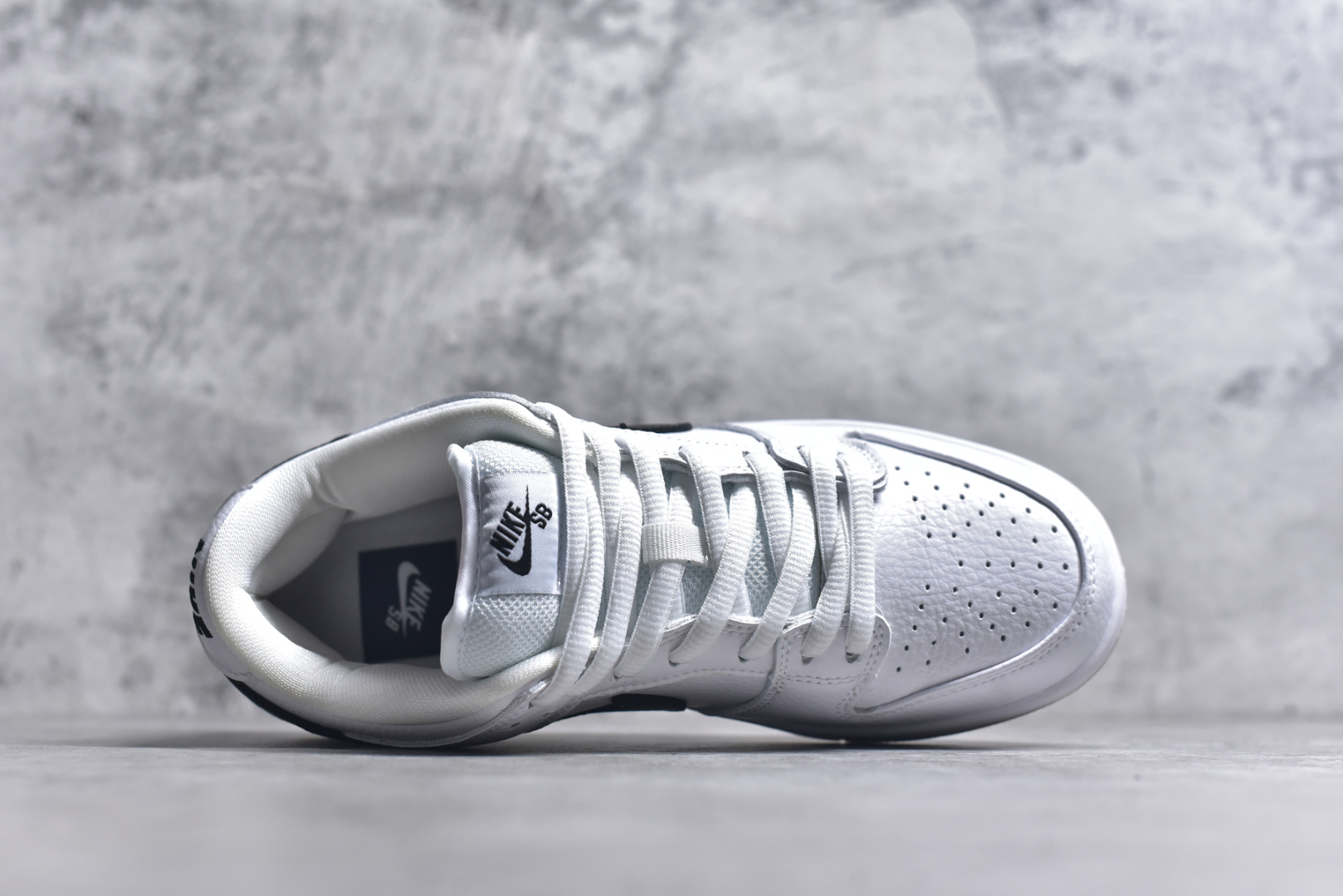 图片[4]-#NK Dunk Low Retro 白黑生胶 CD2563-100长期补货 稳定到货 工厂个位数利润 淡季生产只为维持工厂运转 完美版型品相超高清洁度 全套原纸板楦头开发 确保原汁原味 完美呈现DUNK版型 一比一鞋头弧度高度鞋身弧度 此版本只针对中端市场 皮料材质有所更替 其他数据细节工艺流程均保持一致 绝不口嗨 细节品控鞋型随意对比 独家私模官方第六代原厂航空铝磨具打磨大底 鞋头坡度极致还原 无解鞋型 原盒原配 圈内天花板工艺 原厂玻璃冲刀 超高清洁度 全鞋零毛边皮料切割 中底布拉帮走线遵循公司 尺码： 36 36.5 37.5 38 38.5 39 40 40.5 41 42 42.5 43 44 44.5 45 46-选品中心