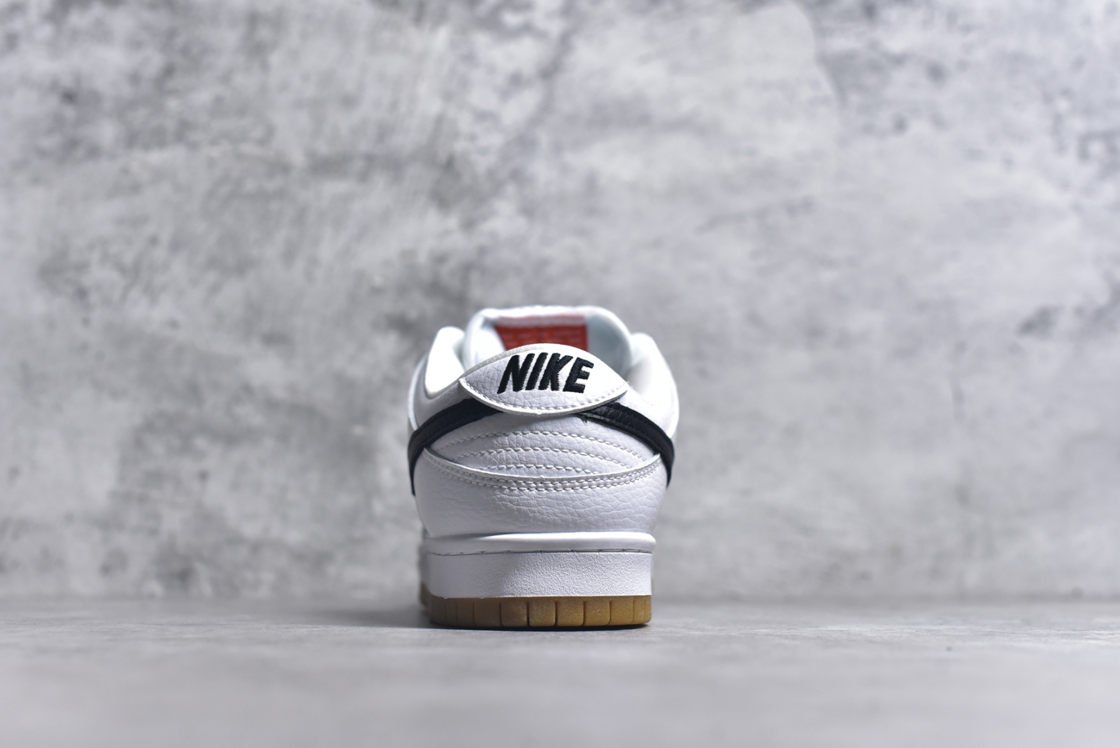 图片[5]-#NK Dunk Low Retro 白黑生胶 CD2563-100长期补货 稳定到货 工厂个位数利润 淡季生产只为维持工厂运转 完美版型品相超高清洁度 全套原纸板楦头开发 确保原汁原味 完美呈现DUNK版型 一比一鞋头弧度高度鞋身弧度 此版本只针对中端市场 皮料材质有所更替 其他数据细节工艺流程均保持一致 绝不口嗨 细节品控鞋型随意对比 独家私模官方第六代原厂航空铝磨具打磨大底 鞋头坡度极致还原 无解鞋型 原盒原配 圈内天花板工艺 原厂玻璃冲刀 超高清洁度 全鞋零毛边皮料切割 中底布拉帮走线遵循公司 尺码： 36 36.5 37.5 38 38.5 39 40 40.5 41 42 42.5 43 44 44.5 45 46-选品中心