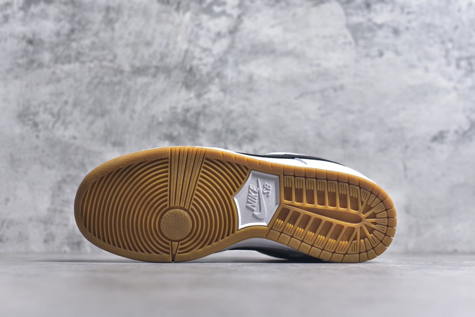 图片[6]-#NK Dunk Low Retro 白黑生胶 CD2563-100长期补货 稳定到货 工厂个位数利润 淡季生产只为维持工厂运转 完美版型品相超高清洁度 全套原纸板楦头开发 确保原汁原味 完美呈现DUNK版型 一比一鞋头弧度高度鞋身弧度 此版本只针对中端市场 皮料材质有所更替 其他数据细节工艺流程均保持一致 绝不口嗨 细节品控鞋型随意对比 独家私模官方第六代原厂航空铝磨具打磨大底 鞋头坡度极致还原 无解鞋型 原盒原配 圈内天花板工艺 原厂玻璃冲刀 超高清洁度 全鞋零毛边皮料切割 中底布拉帮走线遵循公司 尺码： 36 36.5 37.5 38 38.5 39 40 40.5 41 42 42.5 43 44 44.5 45 46-选品中心