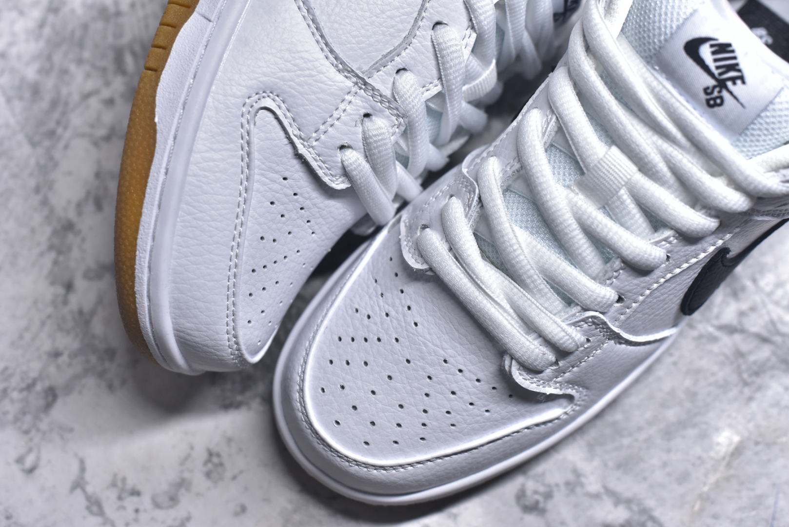 图片[8]-#NK Dunk Low Retro 白黑生胶 CD2563-100长期补货 稳定到货 工厂个位数利润 淡季生产只为维持工厂运转 完美版型品相超高清洁度 全套原纸板楦头开发 确保原汁原味 完美呈现DUNK版型 一比一鞋头弧度高度鞋身弧度 此版本只针对中端市场 皮料材质有所更替 其他数据细节工艺流程均保持一致 绝不口嗨 细节品控鞋型随意对比 独家私模官方第六代原厂航空铝磨具打磨大底 鞋头坡度极致还原 无解鞋型 原盒原配 圈内天花板工艺 原厂玻璃冲刀 超高清洁度 全鞋零毛边皮料切割 中底布拉帮走线遵循公司 尺码： 36 36.5 37.5 38 38.5 39 40 40.5 41 42 42.5 43 44 44.5 45 46-选品中心