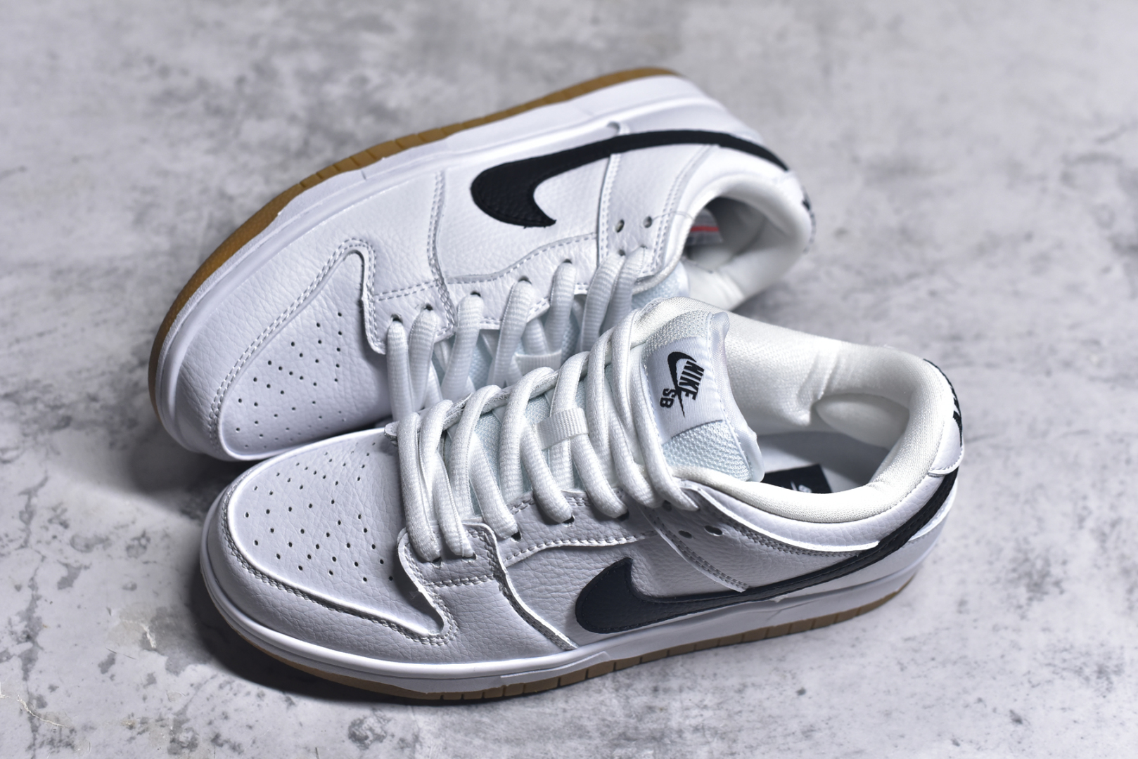 图片[7]-#NK Dunk Low Retro 白黑生胶 CD2563-100长期补货 稳定到货 工厂个位数利润 淡季生产只为维持工厂运转 完美版型品相超高清洁度 全套原纸板楦头开发 确保原汁原味 完美呈现DUNK版型 一比一鞋头弧度高度鞋身弧度 此版本只针对中端市场 皮料材质有所更替 其他数据细节工艺流程均保持一致 绝不口嗨 细节品控鞋型随意对比 独家私模官方第六代原厂航空铝磨具打磨大底 鞋头坡度极致还原 无解鞋型 原盒原配 圈内天花板工艺 原厂玻璃冲刀 超高清洁度 全鞋零毛边皮料切割 中底布拉帮走线遵循公司 尺码： 36 36.5 37.5 38 38.5 39 40 40.5 41 42 42.5 43 44 44.5 45 46-选品中心