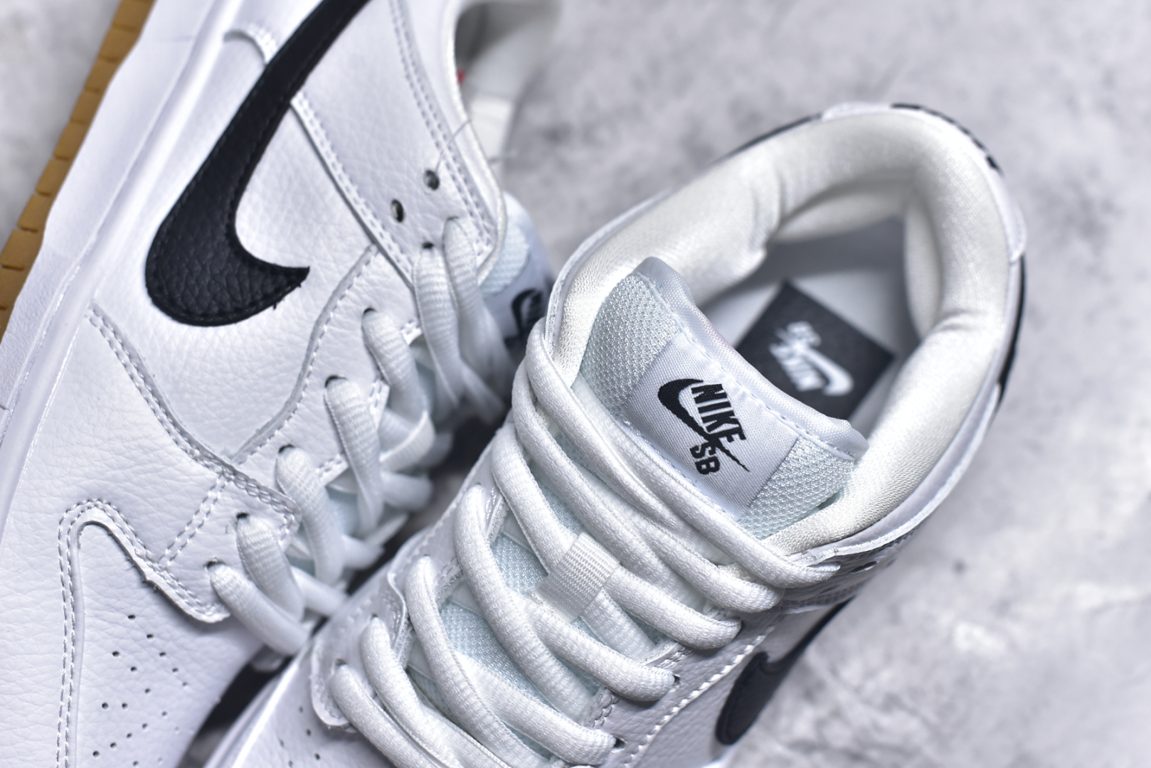 图片[9]-#NK Dunk Low Retro 白黑生胶 CD2563-100长期补货 稳定到货 工厂个位数利润 淡季生产只为维持工厂运转 完美版型品相超高清洁度 全套原纸板楦头开发 确保原汁原味 完美呈现DUNK版型 一比一鞋头弧度高度鞋身弧度 此版本只针对中端市场 皮料材质有所更替 其他数据细节工艺流程均保持一致 绝不口嗨 细节品控鞋型随意对比 独家私模官方第六代原厂航空铝磨具打磨大底 鞋头坡度极致还原 无解鞋型 原盒原配 圈内天花板工艺 原厂玻璃冲刀 超高清洁度 全鞋零毛边皮料切割 中底布拉帮走线遵循公司 尺码： 36 36.5 37.5 38 38.5 39 40 40.5 41 42 42.5 43 44 44.5 45 46-选品中心