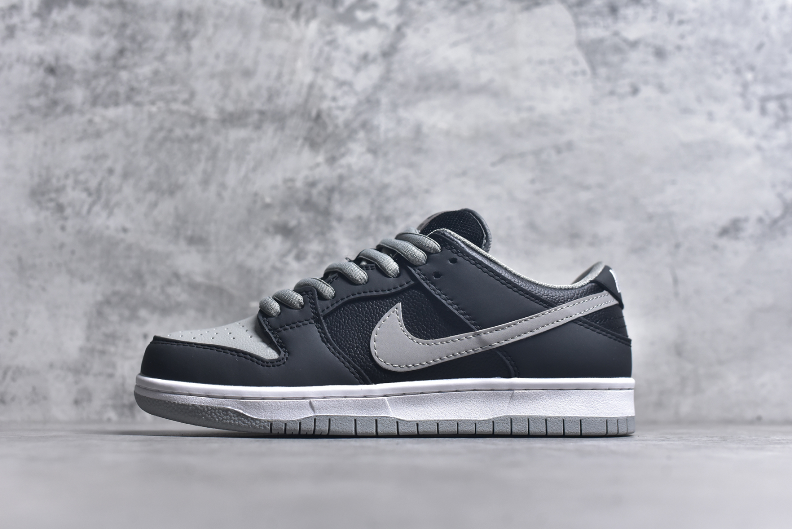 #NK Dunk Low Retro 影子灰 BQ6817-007 长期补货 稳定到货 工厂个位数利润 淡季生产只为维持工厂运转 完美版型品相超高清洁度 全套原纸板楦头开发 确保原汁原味 完美呈现DUNK版型 一比一鞋头弧度高度鞋身弧度 此版本只针对中端市场 皮料材质有所更替 其他数据细节工艺流程均保持一致 绝不口嗨 细节品控鞋型随意对比 独家私模官方第六代原厂航空铝磨具打磨大底 鞋头坡度极致还原 无解鞋型 原盒原配 圈内天花板工艺 原厂玻璃冲刀 超高清洁度 全鞋零毛边皮料切割 中底布拉帮走线遵循公司 尺码： 36 36.5 37.5 38 38.5 39 40 40.5 41 42 42.5 43 44 44.5 45 46-选品中心