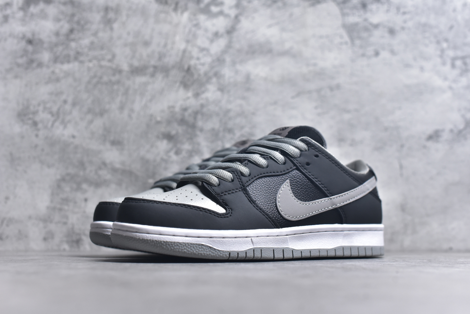 图片[2]-#NK Dunk Low Retro 影子灰 BQ6817-007 长期补货 稳定到货 工厂个位数利润 淡季生产只为维持工厂运转 完美版型品相超高清洁度 全套原纸板楦头开发 确保原汁原味 完美呈现DUNK版型 一比一鞋头弧度高度鞋身弧度 此版本只针对中端市场 皮料材质有所更替 其他数据细节工艺流程均保持一致 绝不口嗨 细节品控鞋型随意对比 独家私模官方第六代原厂航空铝磨具打磨大底 鞋头坡度极致还原 无解鞋型 原盒原配 圈内天花板工艺 原厂玻璃冲刀 超高清洁度 全鞋零毛边皮料切割 中底布拉帮走线遵循公司 尺码： 36 36.5 37.5 38 38.5 39 40 40.5 41 42 42.5 43 44 44.5 45 46-选品中心