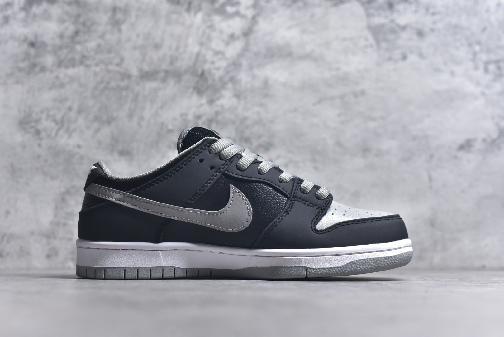 图片[3]-#NK Dunk Low Retro 影子灰 BQ6817-007 长期补货 稳定到货 工厂个位数利润 淡季生产只为维持工厂运转 完美版型品相超高清洁度 全套原纸板楦头开发 确保原汁原味 完美呈现DUNK版型 一比一鞋头弧度高度鞋身弧度 此版本只针对中端市场 皮料材质有所更替 其他数据细节工艺流程均保持一致 绝不口嗨 细节品控鞋型随意对比 独家私模官方第六代原厂航空铝磨具打磨大底 鞋头坡度极致还原 无解鞋型 原盒原配 圈内天花板工艺 原厂玻璃冲刀 超高清洁度 全鞋零毛边皮料切割 中底布拉帮走线遵循公司 尺码： 36 36.5 37.5 38 38.5 39 40 40.5 41 42 42.5 43 44 44.5 45 46-选品中心