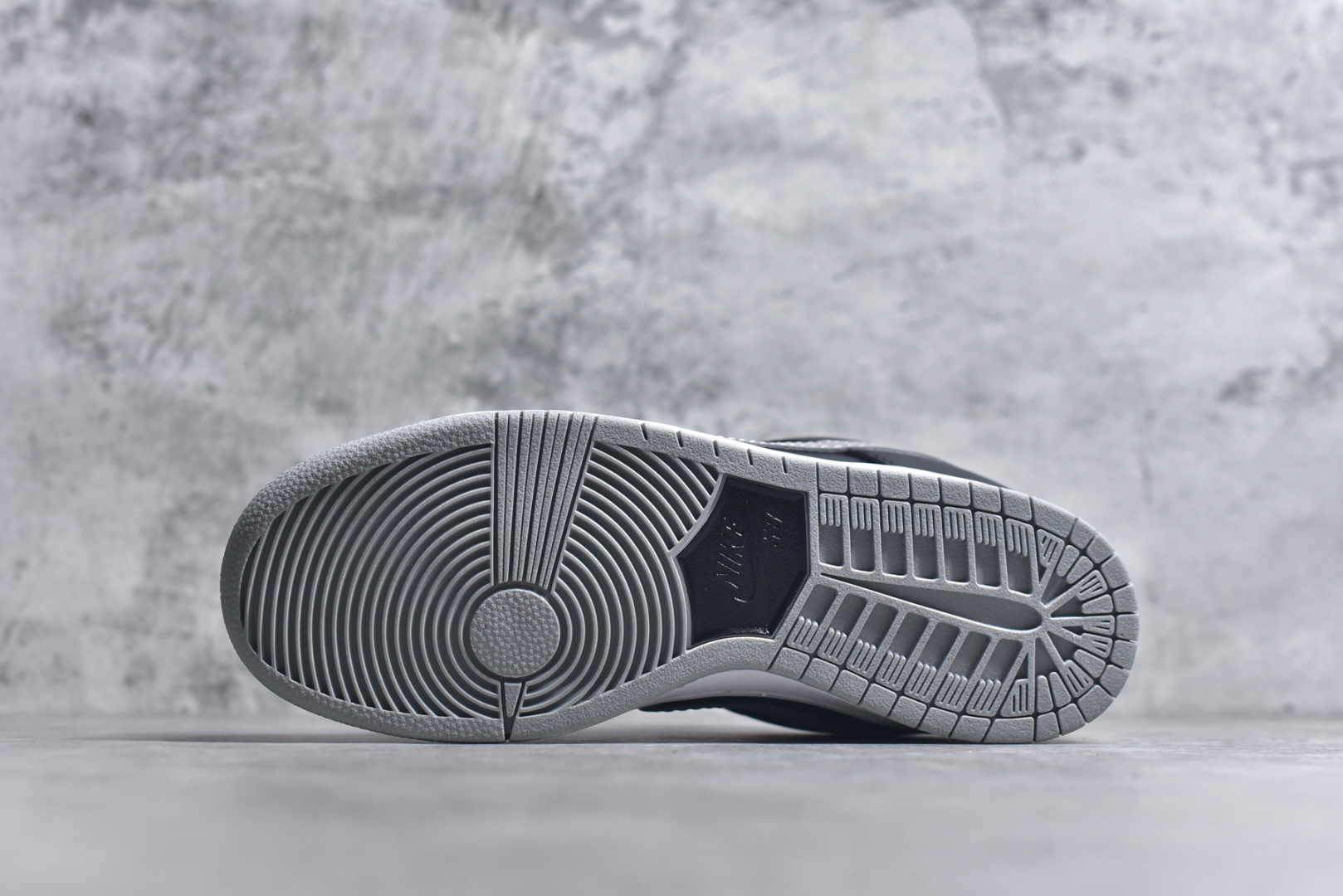 图片[6]-#NK Dunk Low Retro 影子灰 BQ6817-007 长期补货 稳定到货 工厂个位数利润 淡季生产只为维持工厂运转 完美版型品相超高清洁度 全套原纸板楦头开发 确保原汁原味 完美呈现DUNK版型 一比一鞋头弧度高度鞋身弧度 此版本只针对中端市场 皮料材质有所更替 其他数据细节工艺流程均保持一致 绝不口嗨 细节品控鞋型随意对比 独家私模官方第六代原厂航空铝磨具打磨大底 鞋头坡度极致还原 无解鞋型 原盒原配 圈内天花板工艺 原厂玻璃冲刀 超高清洁度 全鞋零毛边皮料切割 中底布拉帮走线遵循公司 尺码： 36 36.5 37.5 38 38.5 39 40 40.5 41 42 42.5 43 44 44.5 45 46-选品中心