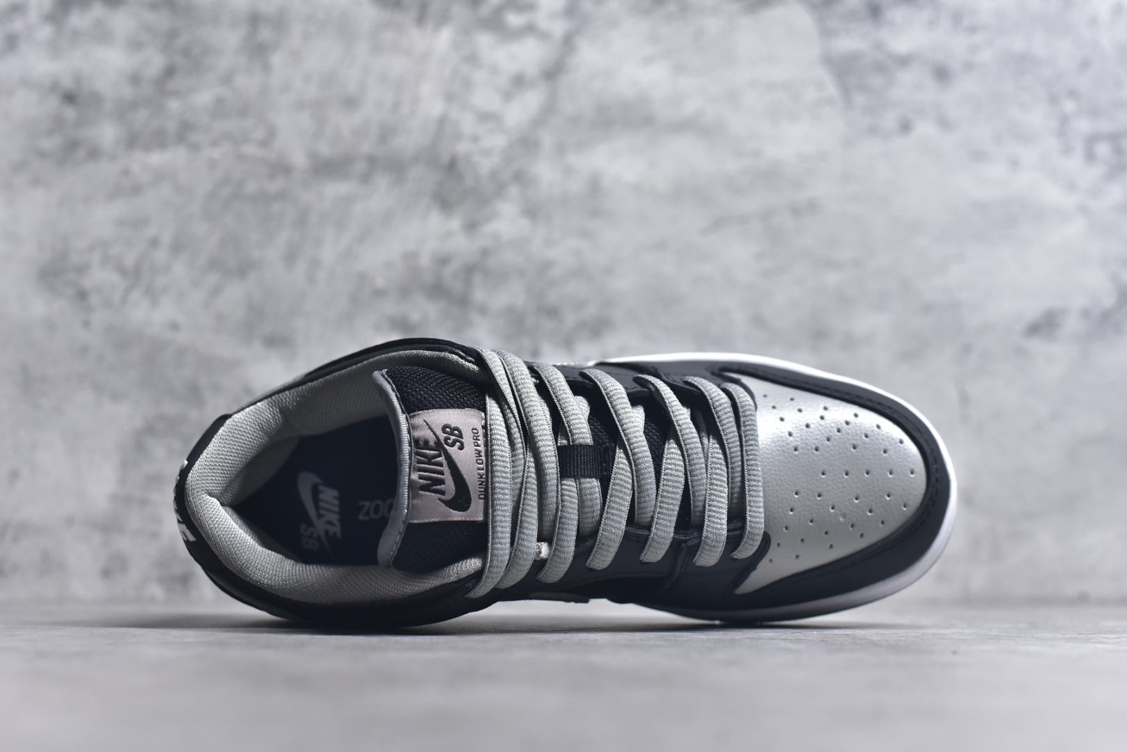 图片[4]-#NK Dunk Low Retro 影子灰 BQ6817-007 长期补货 稳定到货 工厂个位数利润 淡季生产只为维持工厂运转 完美版型品相超高清洁度 全套原纸板楦头开发 确保原汁原味 完美呈现DUNK版型 一比一鞋头弧度高度鞋身弧度 此版本只针对中端市场 皮料材质有所更替 其他数据细节工艺流程均保持一致 绝不口嗨 细节品控鞋型随意对比 独家私模官方第六代原厂航空铝磨具打磨大底 鞋头坡度极致还原 无解鞋型 原盒原配 圈内天花板工艺 原厂玻璃冲刀 超高清洁度 全鞋零毛边皮料切割 中底布拉帮走线遵循公司 尺码： 36 36.5 37.5 38 38.5 39 40 40.5 41 42 42.5 43 44 44.5 45 46-选品中心