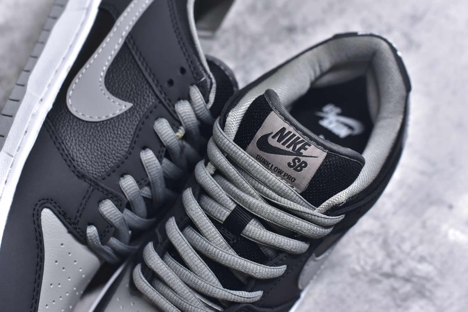 图片[9]-#NK Dunk Low Retro 影子灰 BQ6817-007 长期补货 稳定到货 工厂个位数利润 淡季生产只为维持工厂运转 完美版型品相超高清洁度 全套原纸板楦头开发 确保原汁原味 完美呈现DUNK版型 一比一鞋头弧度高度鞋身弧度 此版本只针对中端市场 皮料材质有所更替 其他数据细节工艺流程均保持一致 绝不口嗨 细节品控鞋型随意对比 独家私模官方第六代原厂航空铝磨具打磨大底 鞋头坡度极致还原 无解鞋型 原盒原配 圈内天花板工艺 原厂玻璃冲刀 超高清洁度 全鞋零毛边皮料切割 中底布拉帮走线遵循公司 尺码： 36 36.5 37.5 38 38.5 39 40 40.5 41 42 42.5 43 44 44.5 45 46-选品中心