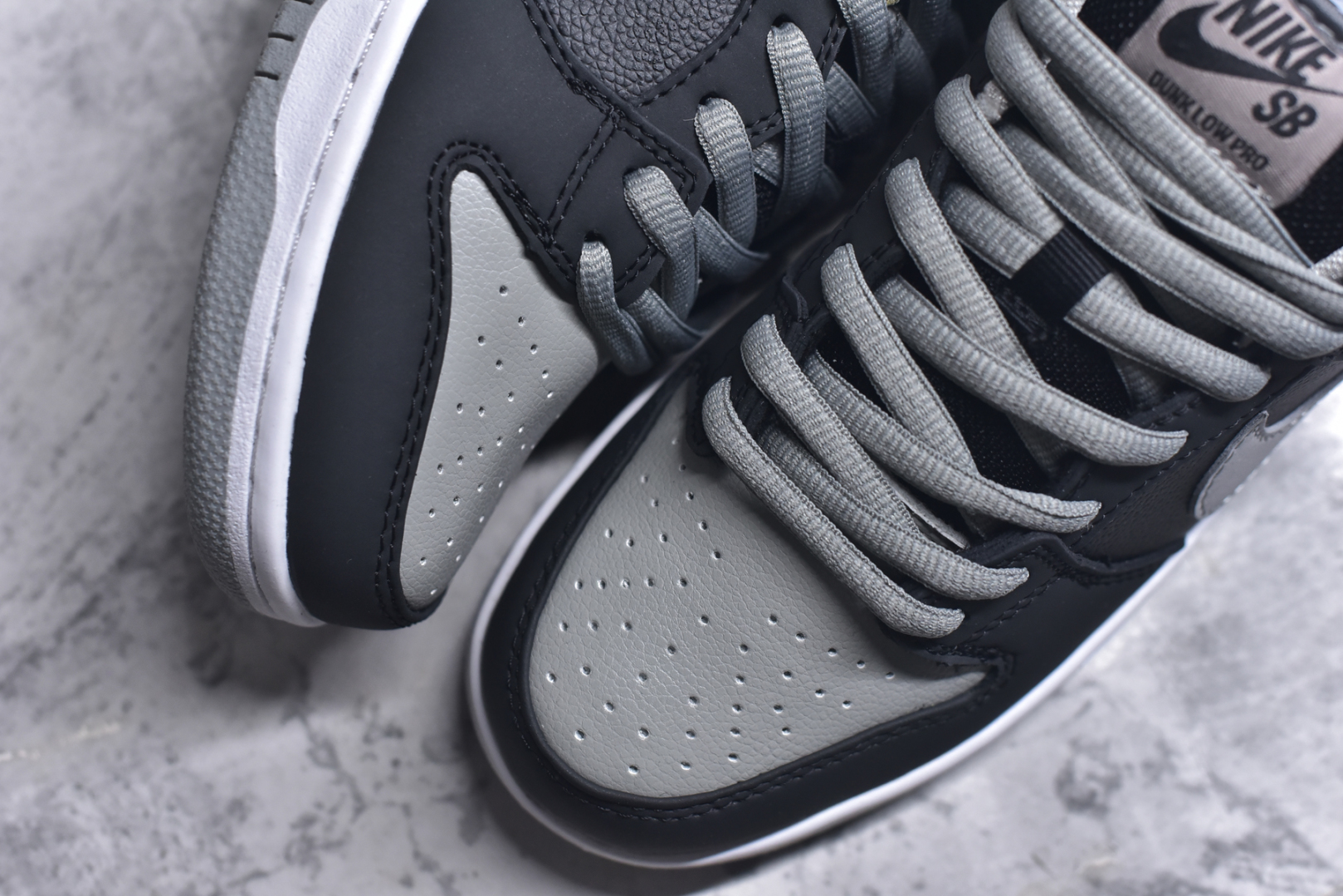图片[8]-#NK Dunk Low Retro 影子灰 BQ6817-007 长期补货 稳定到货 工厂个位数利润 淡季生产只为维持工厂运转 完美版型品相超高清洁度 全套原纸板楦头开发 确保原汁原味 完美呈现DUNK版型 一比一鞋头弧度高度鞋身弧度 此版本只针对中端市场 皮料材质有所更替 其他数据细节工艺流程均保持一致 绝不口嗨 细节品控鞋型随意对比 独家私模官方第六代原厂航空铝磨具打磨大底 鞋头坡度极致还原 无解鞋型 原盒原配 圈内天花板工艺 原厂玻璃冲刀 超高清洁度 全鞋零毛边皮料切割 中底布拉帮走线遵循公司 尺码： 36 36.5 37.5 38 38.5 39 40 40.5 41 42 42.5 43 44 44.5 45 46-选品中心