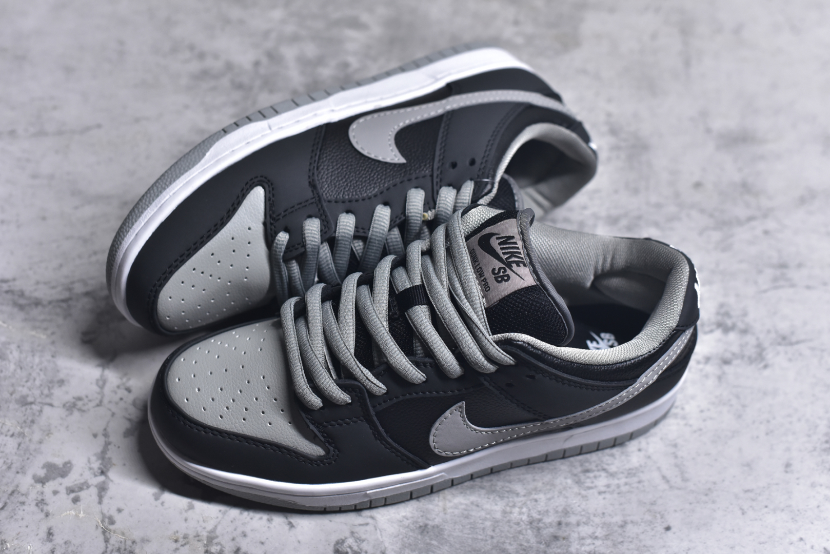 图片[7]-#NK Dunk Low Retro 影子灰 BQ6817-007 长期补货 稳定到货 工厂个位数利润 淡季生产只为维持工厂运转 完美版型品相超高清洁度 全套原纸板楦头开发 确保原汁原味 完美呈现DUNK版型 一比一鞋头弧度高度鞋身弧度 此版本只针对中端市场 皮料材质有所更替 其他数据细节工艺流程均保持一致 绝不口嗨 细节品控鞋型随意对比 独家私模官方第六代原厂航空铝磨具打磨大底 鞋头坡度极致还原 无解鞋型 原盒原配 圈内天花板工艺 原厂玻璃冲刀 超高清洁度 全鞋零毛边皮料切割 中底布拉帮走线遵循公司 尺码： 36 36.5 37.5 38 38.5 39 40 40.5 41 42 42.5 43 44 44.5 45 46-选品中心