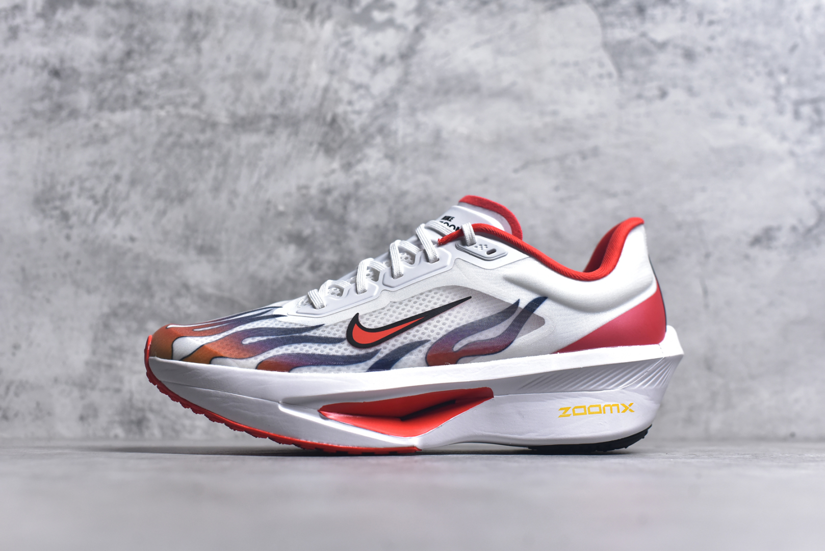 #NK ZoomX Invincible Run Flyknit 6 轻量跑鞋 飞织低帮休闲运动慢跑鞋 厚底增高 老爹鞋 此鞋专为短跑运动员而生 是为 5 至 10 公里距离的赛事和训练打造 整体设计采用流线型的轻质工程网眼材质构成鞋面 并与其他 Running 旗舰鞋款同样搭载全脚掌 ZoomX 缓冲中底 搭配 Pebax 物料与橡胶外底 ZoomX StreakFly 首发配色以Prototype呈现 其灵感是来自开发期间的磨损测试 透过编号的标记与内侧的预期跑步距离突出研发过程 货号： HQ3498-100 尺码：36 36.5 37.5 38 38.5 39 40 40.5 41 42 42.5 43 44 45-选品中心