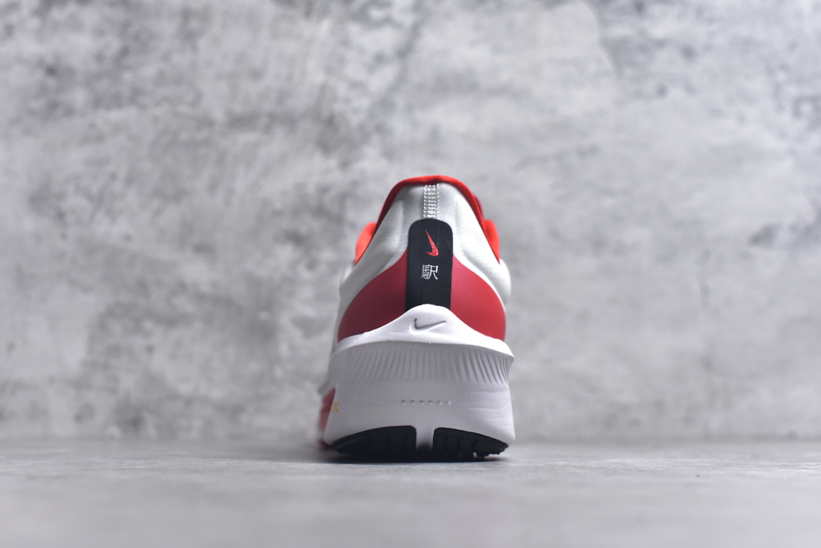 图片[5]-#NK ZoomX Invincible Run Flyknit 6 轻量跑鞋 飞织低帮休闲运动慢跑鞋 厚底增高 老爹鞋 此鞋专为短跑运动员而生 是为 5 至 10 公里距离的赛事和训练打造 整体设计采用流线型的轻质工程网眼材质构成鞋面 并与其他 Running 旗舰鞋款同样搭载全脚掌 ZoomX 缓冲中底 搭配 Pebax 物料与橡胶外底 ZoomX StreakFly 首发配色以Prototype呈现 其灵感是来自开发期间的磨损测试 透过编号的标记与内侧的预期跑步距离突出研发过程 货号： HQ3498-100 尺码：36 36.5 37.5 38 38.5 39 40 40.5 41 42 42.5 43 44 45-选品中心