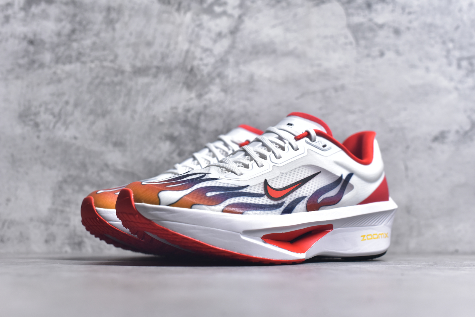 图片[2]-#NK ZoomX Invincible Run Flyknit 6 轻量跑鞋 飞织低帮休闲运动慢跑鞋 厚底增高 老爹鞋 此鞋专为短跑运动员而生 是为 5 至 10 公里距离的赛事和训练打造 整体设计采用流线型的轻质工程网眼材质构成鞋面 并与其他 Running 旗舰鞋款同样搭载全脚掌 ZoomX 缓冲中底 搭配 Pebax 物料与橡胶外底 ZoomX StreakFly 首发配色以Prototype呈现 其灵感是来自开发期间的磨损测试 透过编号的标记与内侧的预期跑步距离突出研发过程 货号： HQ3498-100 尺码：36 36.5 37.5 38 38.5 39 40 40.5 41 42 42.5 43 44 45-选品中心