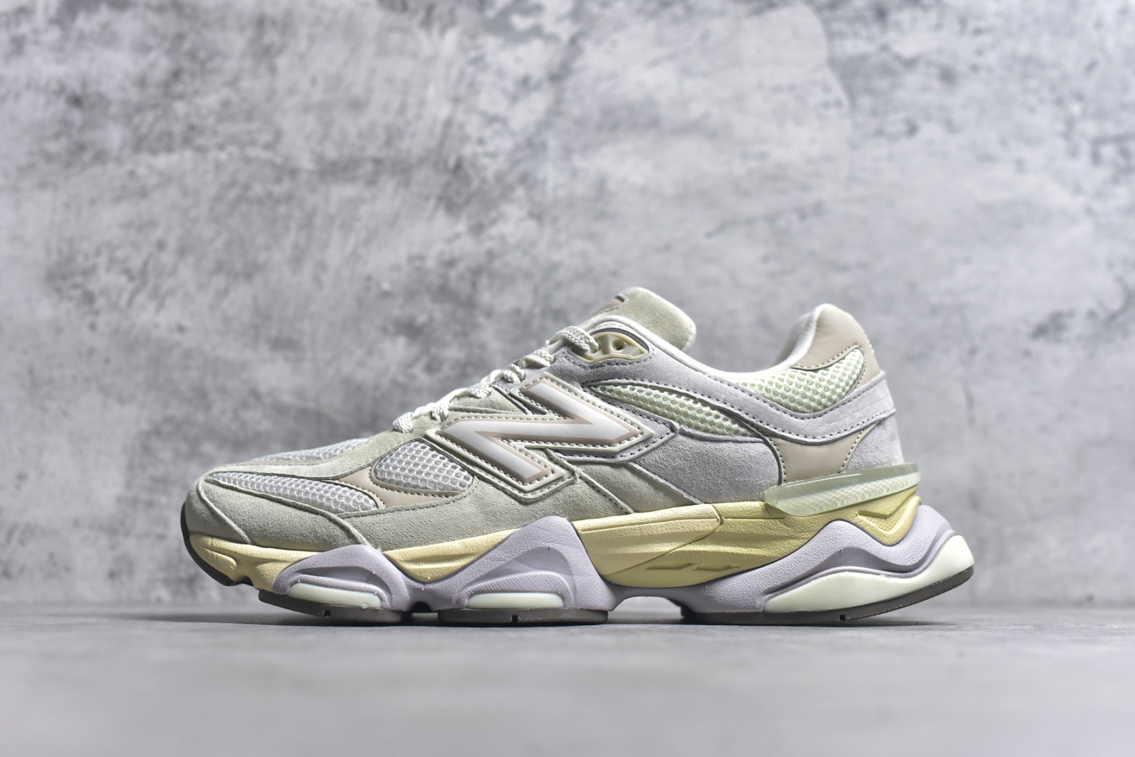 #NB Joe Freshgoods x New Balance 公司级版本NB9060 复古休闲运动慢跑鞋 鞋款灵感源自设计师本人对夏日的怀日回忆。鞋面大身由空间双格及磨砂鞋面拼接而生，配以柔和、温暖的粉橘色调，夏日氛围拉满#采用大面积网眼以及麂皮材质覆盖鞋身，还原经典气质。搭载ABZORB避震科技，由泡沫聚酯制成，上脚可以有效减少由鞋底反弹对身体及双腿的冲击力 货号： U9060EEP 尺码：36 37 37.5 38 38.5 39.5 40 40.5 41.5 42 42.5 43 44 45 46 46.5-选品中心
