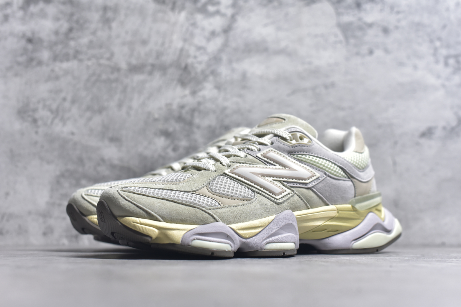 图片[2]-#NB Joe Freshgoods x New Balance 公司级版本NB9060 复古休闲运动慢跑鞋 鞋款灵感源自设计师本人对夏日的怀日回忆。鞋面大身由空间双格及磨砂鞋面拼接而生，配以柔和、温暖的粉橘色调，夏日氛围拉满#采用大面积网眼以及麂皮材质覆盖鞋身，还原经典气质。搭载ABZORB避震科技，由泡沫聚酯制成，上脚可以有效减少由鞋底反弹对身体及双腿的冲击力 货号： U9060EEP 尺码：36 37 37.5 38 38.5 39.5 40 40.5 41.5 42 42.5 43 44 45 46 46.5-选品中心