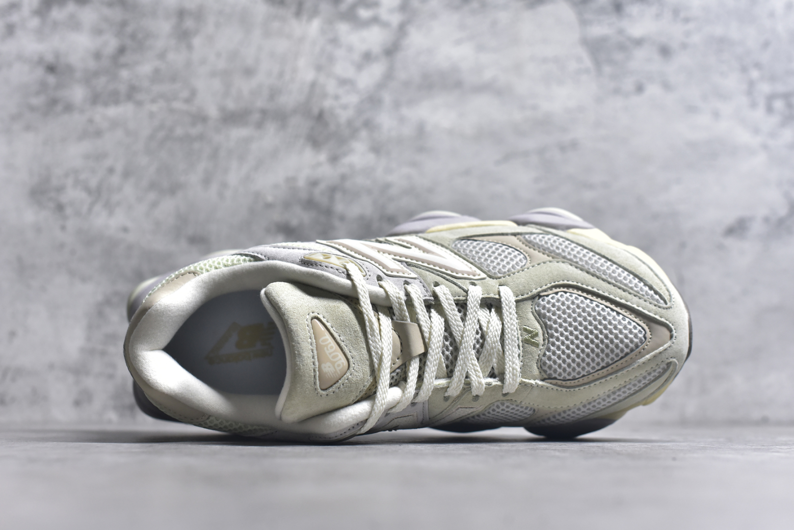 图片[4]-#NB Joe Freshgoods x New Balance 公司级版本NB9060 复古休闲运动慢跑鞋 鞋款灵感源自设计师本人对夏日的怀日回忆。鞋面大身由空间双格及磨砂鞋面拼接而生，配以柔和、温暖的粉橘色调，夏日氛围拉满#采用大面积网眼以及麂皮材质覆盖鞋身，还原经典气质。搭载ABZORB避震科技，由泡沫聚酯制成，上脚可以有效减少由鞋底反弹对身体及双腿的冲击力 货号： U9060EEP 尺码：36 37 37.5 38 38.5 39.5 40 40.5 41.5 42 42.5 43 44 45 46 46.5-选品中心