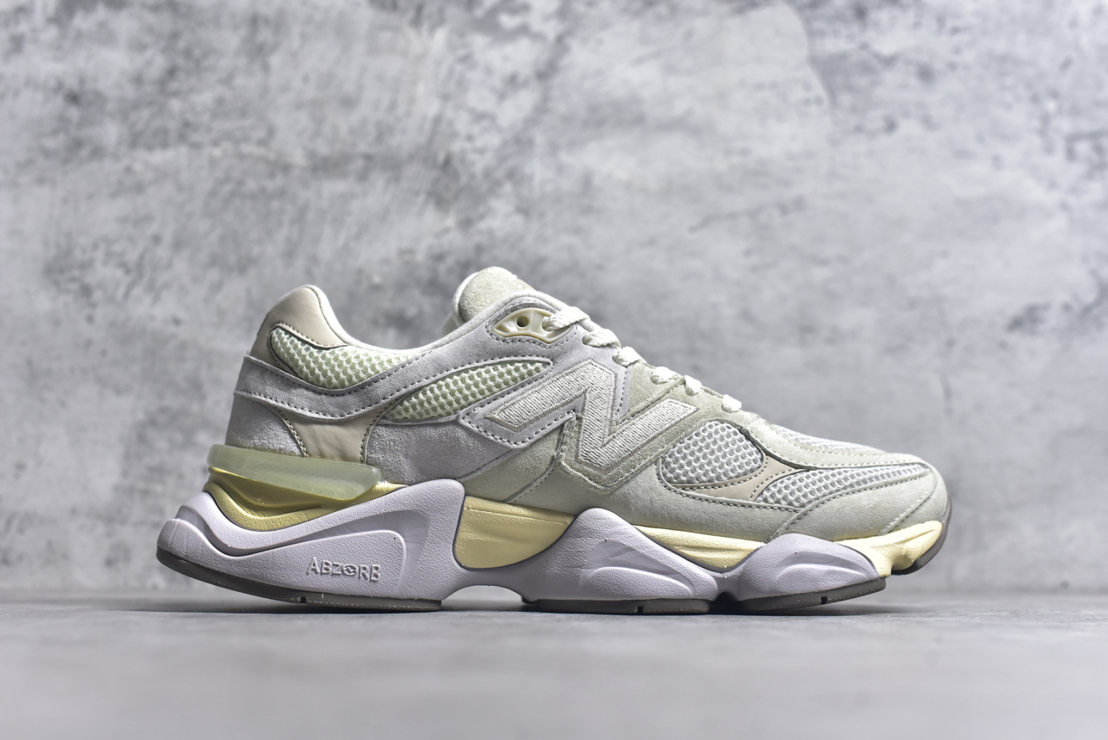 图片[3]-#NB Joe Freshgoods x New Balance 公司级版本NB9060 复古休闲运动慢跑鞋 鞋款灵感源自设计师本人对夏日的怀日回忆。鞋面大身由空间双格及磨砂鞋面拼接而生，配以柔和、温暖的粉橘色调，夏日氛围拉满#采用大面积网眼以及麂皮材质覆盖鞋身，还原经典气质。搭载ABZORB避震科技，由泡沫聚酯制成，上脚可以有效减少由鞋底反弹对身体及双腿的冲击力 货号： U9060EEP 尺码：36 37 37.5 38 38.5 39.5 40 40.5 41.5 42 42.5 43 44 45 46 46.5-选品中心