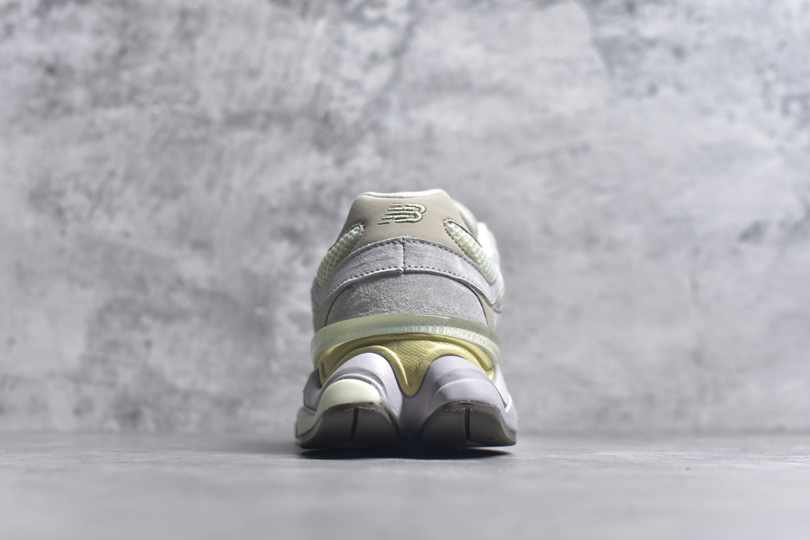 图片[5]-#NB Joe Freshgoods x New Balance 公司级版本NB9060 复古休闲运动慢跑鞋 鞋款灵感源自设计师本人对夏日的怀日回忆。鞋面大身由空间双格及磨砂鞋面拼接而生，配以柔和、温暖的粉橘色调，夏日氛围拉满#采用大面积网眼以及麂皮材质覆盖鞋身，还原经典气质。搭载ABZORB避震科技，由泡沫聚酯制成，上脚可以有效减少由鞋底反弹对身体及双腿的冲击力 货号： U9060EEP 尺码：36 37 37.5 38 38.5 39.5 40 40.5 41.5 42 42.5 43 44 45 46 46.5-选品中心