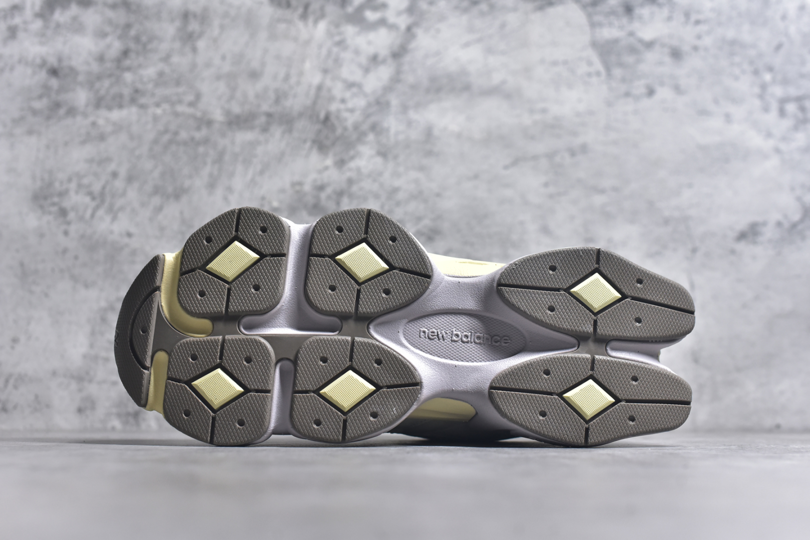 图片[6]-#NB Joe Freshgoods x New Balance 公司级版本NB9060 复古休闲运动慢跑鞋 鞋款灵感源自设计师本人对夏日的怀日回忆。鞋面大身由空间双格及磨砂鞋面拼接而生，配以柔和、温暖的粉橘色调，夏日氛围拉满#采用大面积网眼以及麂皮材质覆盖鞋身，还原经典气质。搭载ABZORB避震科技，由泡沫聚酯制成，上脚可以有效减少由鞋底反弹对身体及双腿的冲击力 货号： U9060EEP 尺码：36 37 37.5 38 38.5 39.5 40 40.5 41.5 42 42.5 43 44 45 46 46.5-选品中心