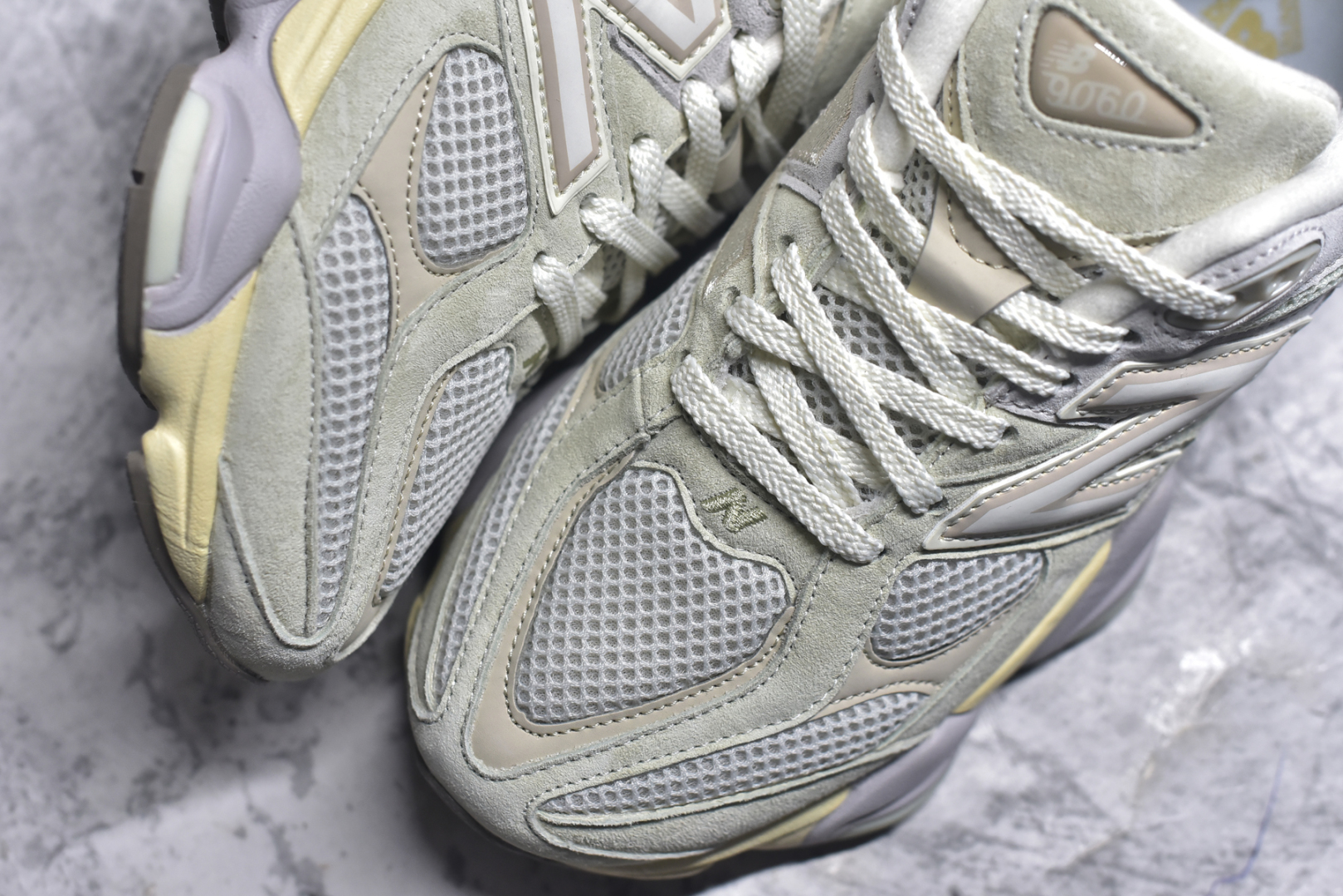 图片[8]-#NB Joe Freshgoods x New Balance 公司级版本NB9060 复古休闲运动慢跑鞋 鞋款灵感源自设计师本人对夏日的怀日回忆。鞋面大身由空间双格及磨砂鞋面拼接而生，配以柔和、温暖的粉橘色调，夏日氛围拉满#采用大面积网眼以及麂皮材质覆盖鞋身，还原经典气质。搭载ABZORB避震科技，由泡沫聚酯制成，上脚可以有效减少由鞋底反弹对身体及双腿的冲击力 货号： U9060EEP 尺码：36 37 37.5 38 38.5 39.5 40 40.5 41.5 42 42.5 43 44 45 46 46.5-选品中心