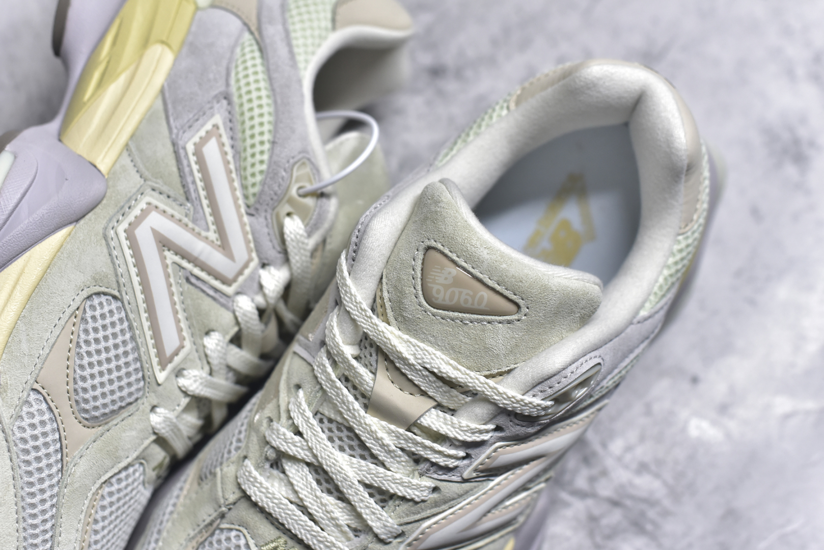 图片[9]-#NB Joe Freshgoods x New Balance 公司级版本NB9060 复古休闲运动慢跑鞋 鞋款灵感源自设计师本人对夏日的怀日回忆。鞋面大身由空间双格及磨砂鞋面拼接而生，配以柔和、温暖的粉橘色调，夏日氛围拉满#采用大面积网眼以及麂皮材质覆盖鞋身，还原经典气质。搭载ABZORB避震科技，由泡沫聚酯制成，上脚可以有效减少由鞋底反弹对身体及双腿的冲击力 货号： U9060EEP 尺码：36 37 37.5 38 38.5 39.5 40 40.5 41.5 42 42.5 43 44 45 46 46.5-选品中心