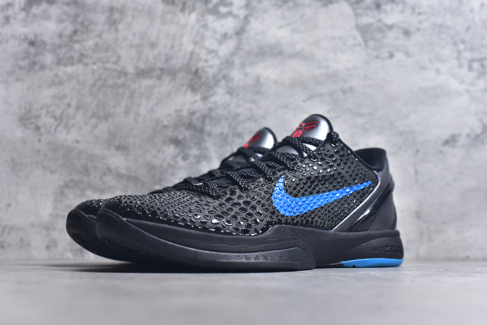 图片[2]-#NK Zoom Kobe 6 Protro 科比六代黑蓝黑暗骑士 429659-016 完美复刻公司货 前掌超大Zoom Turbo气垫 后掌EVA缓震 真正的原汁原味 还原ZP脚感 全身鞋材卡料色独家定制 唯一正确喷漆工艺Swoosh 正确凹凸蛇鳞工艺 正确鞋面渐变效果 内全置真动飞态线 独立原厂模具 最大尺码达到48.5码 首批不拼图大几率过验 亲测已过 支持各种高强度实战 无需担心 上脚价 补货周期极长 脚宽建议买大半码 科比系列前掌偏窄 不影响二次销售 支持七天无理由退换 尺码：40 40.5 41 42 42.5 43 44 44.5 45 45.5 46 47.5 48.5-选品中心