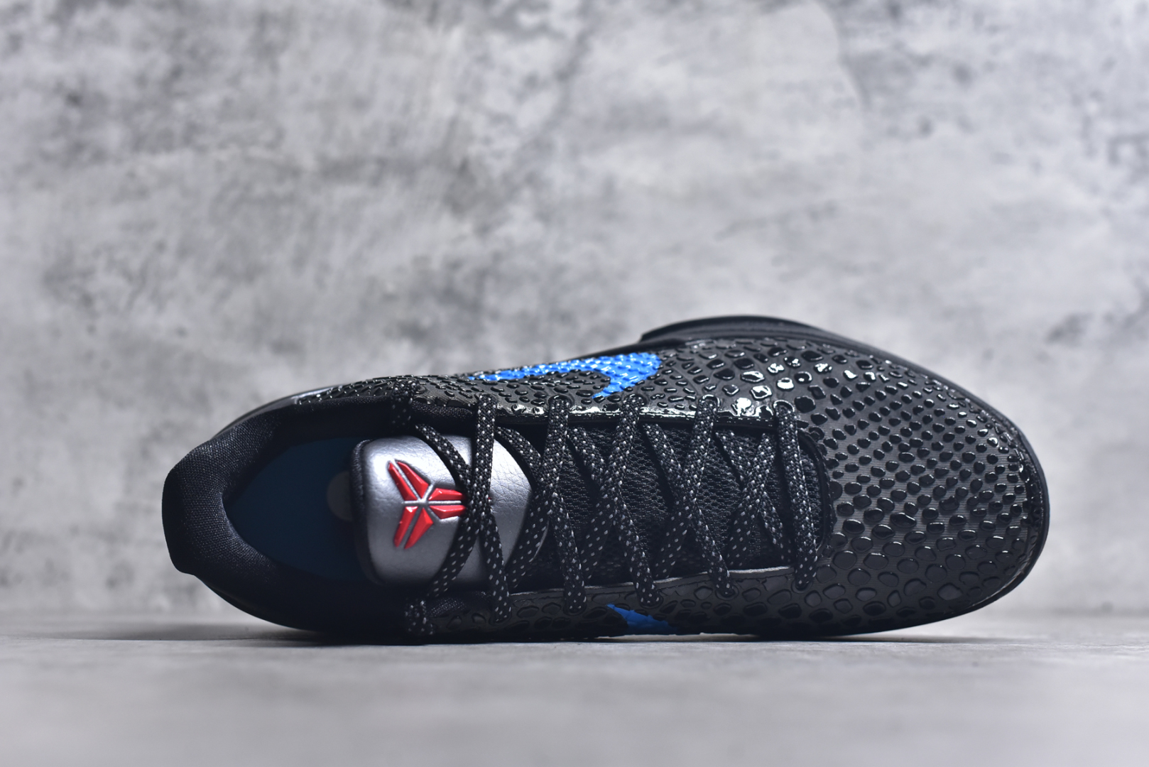 图片[4]-#NK Zoom Kobe 6 Protro 科比六代黑蓝黑暗骑士 429659-016 完美复刻公司货 前掌超大Zoom Turbo气垫 后掌EVA缓震 真正的原汁原味 还原ZP脚感 全身鞋材卡料色独家定制 唯一正确喷漆工艺Swoosh 正确凹凸蛇鳞工艺 正确鞋面渐变效果 内全置真动飞态线 独立原厂模具 最大尺码达到48.5码 首批不拼图大几率过验 亲测已过 支持各种高强度实战 无需担心 上脚价 补货周期极长 脚宽建议买大半码 科比系列前掌偏窄 不影响二次销售 支持七天无理由退换 尺码：40 40.5 41 42 42.5 43 44 44.5 45 45.5 46 47.5 48.5-选品中心