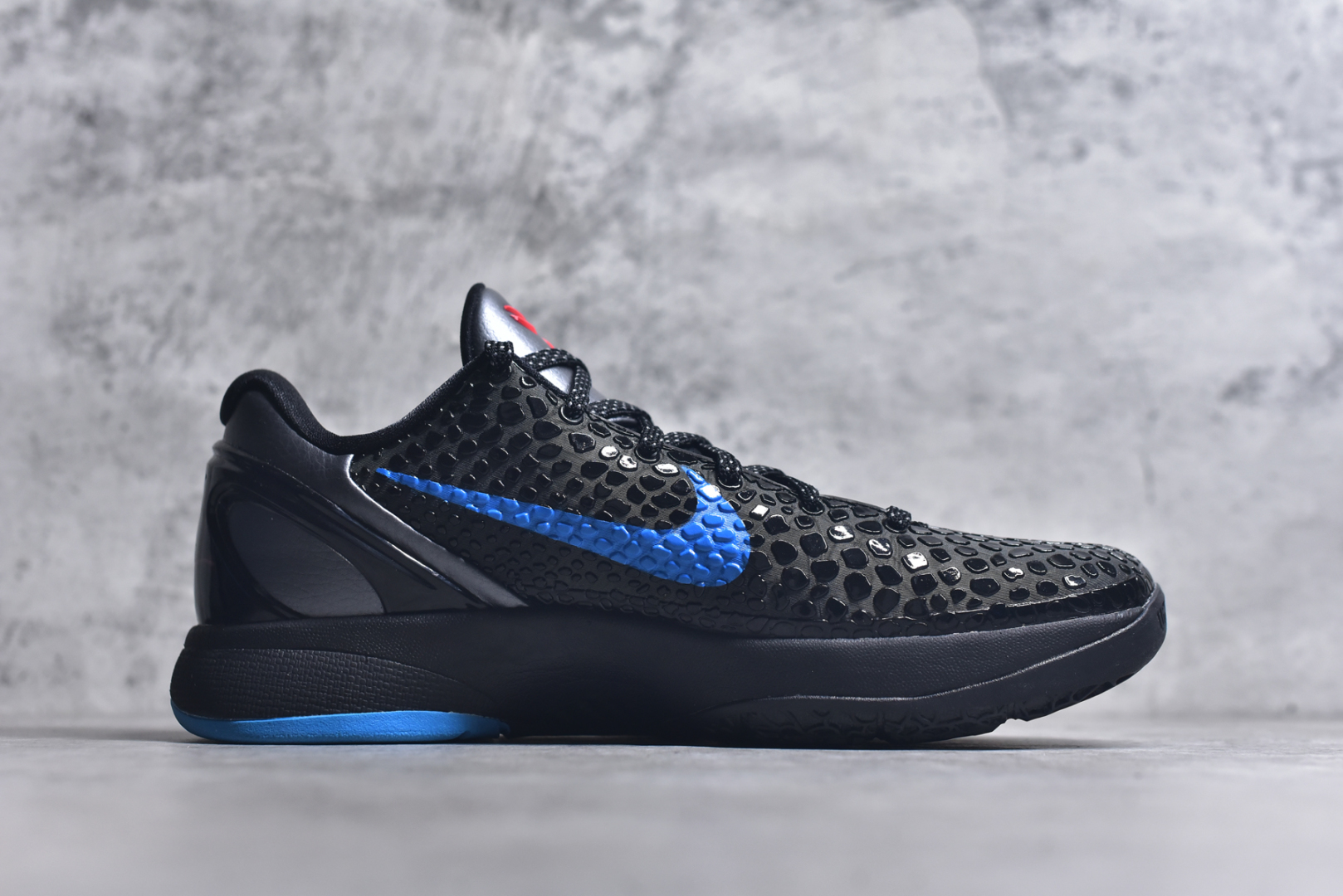 图片[3]-#NK Zoom Kobe 6 Protro 科比六代黑蓝黑暗骑士 429659-016 完美复刻公司货 前掌超大Zoom Turbo气垫 后掌EVA缓震 真正的原汁原味 还原ZP脚感 全身鞋材卡料色独家定制 唯一正确喷漆工艺Swoosh 正确凹凸蛇鳞工艺 正确鞋面渐变效果 内全置真动飞态线 独立原厂模具 最大尺码达到48.5码 首批不拼图大几率过验 亲测已过 支持各种高强度实战 无需担心 上脚价 补货周期极长 脚宽建议买大半码 科比系列前掌偏窄 不影响二次销售 支持七天无理由退换 尺码：40 40.5 41 42 42.5 43 44 44.5 45 45.5 46 47.5 48.5-选品中心