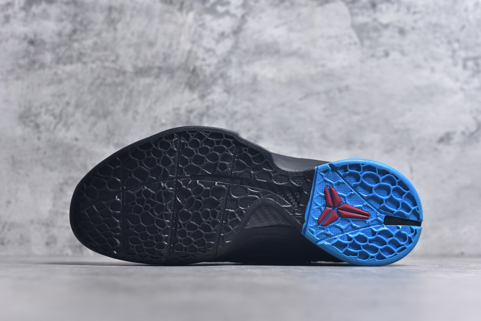 图片[6]-#NK Zoom Kobe 6 Protro 科比六代黑蓝黑暗骑士 429659-016 完美复刻公司货 前掌超大Zoom Turbo气垫 后掌EVA缓震 真正的原汁原味 还原ZP脚感 全身鞋材卡料色独家定制 唯一正确喷漆工艺Swoosh 正确凹凸蛇鳞工艺 正确鞋面渐变效果 内全置真动飞态线 独立原厂模具 最大尺码达到48.5码 首批不拼图大几率过验 亲测已过 支持各种高强度实战 无需担心 上脚价 补货周期极长 脚宽建议买大半码 科比系列前掌偏窄 不影响二次销售 支持七天无理由退换 尺码：40 40.5 41 42 42.5 43 44 44.5 45 45.5 46 47.5 48.5-选品中心