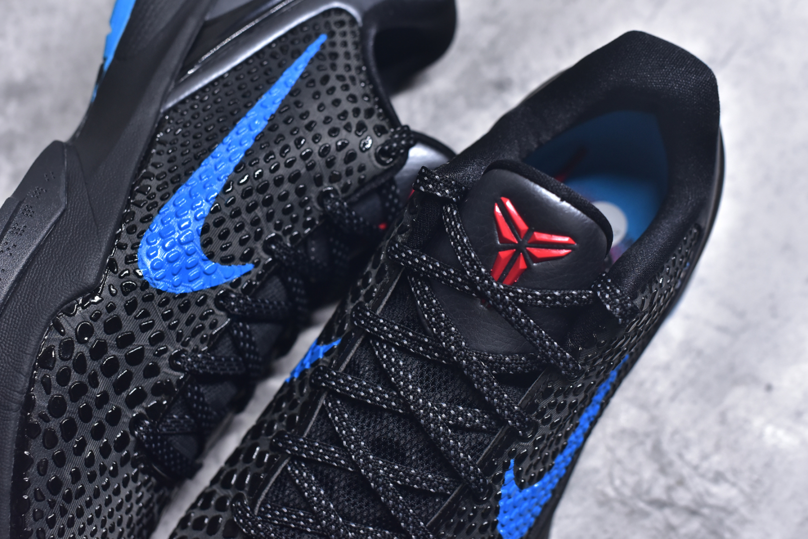 图片[9]-#NK Zoom Kobe 6 Protro 科比六代黑蓝黑暗骑士 429659-016 完美复刻公司货 前掌超大Zoom Turbo气垫 后掌EVA缓震 真正的原汁原味 还原ZP脚感 全身鞋材卡料色独家定制 唯一正确喷漆工艺Swoosh 正确凹凸蛇鳞工艺 正确鞋面渐变效果 内全置真动飞态线 独立原厂模具 最大尺码达到48.5码 首批不拼图大几率过验 亲测已过 支持各种高强度实战 无需担心 上脚价 补货周期极长 脚宽建议买大半码 科比系列前掌偏窄 不影响二次销售 支持七天无理由退换 尺码：40 40.5 41 42 42.5 43 44 44.5 45 45.5 46 47.5 48.5-选品中心