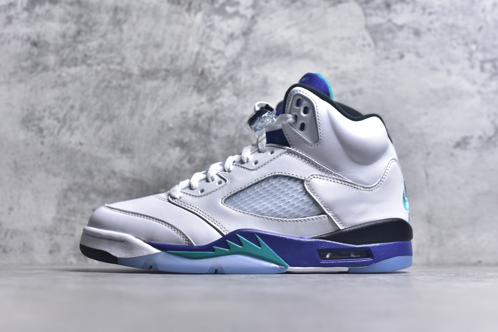 #Air Jordan AJ5 OG “Grape” 白紫色 HQ7978-100 SZ原厂全套原楦原纸板磨具开发 原厂皮料加持 原厂港宝加持定型后跟R度完美 同源原厂电绣 飞人针数密度立体效果一致 原厂拉帮手法 原厂配置纸衬高频鞋盒 原厂指令配双鞋带 原厂TPU网格鞋带扣 超高鞋面清洁度 最高QC检验标准 控制溢胶瑕疵 到手可放心比对发售原鞋 上脚百分百充正驾驭 尺码：40 40.5 41 42 42.5 43 44 44.5 45 46 47.5-选品中心