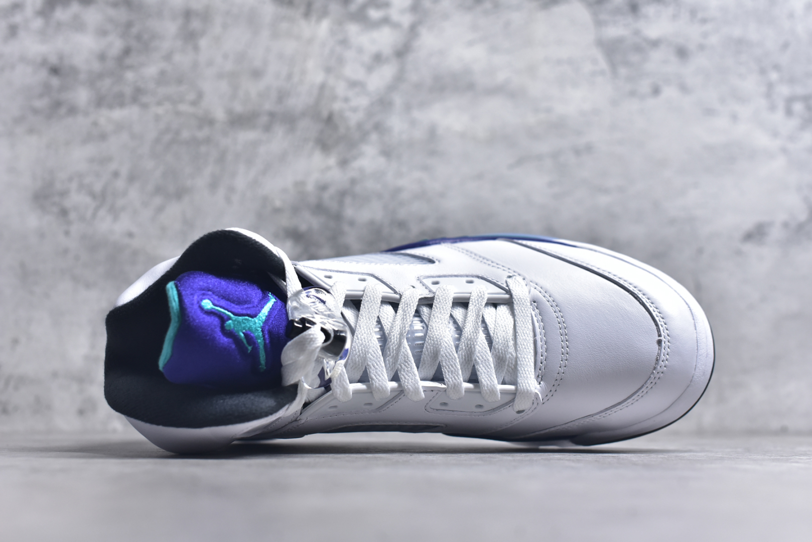 图片[4]-#Air Jordan AJ5 OG “Grape” 白紫色 HQ7978-100 SZ原厂全套原楦原纸板磨具开发 原厂皮料加持 原厂港宝加持定型后跟R度完美 同源原厂电绣 飞人针数密度立体效果一致 原厂拉帮手法 原厂配置纸衬高频鞋盒 原厂指令配双鞋带 原厂TPU网格鞋带扣 超高鞋面清洁度 最高QC检验标准 控制溢胶瑕疵 到手可放心比对发售原鞋 上脚百分百充正驾驭 尺码：40 40.5 41 42 42.5 43 44 44.5 45 46 47.5-选品中心
