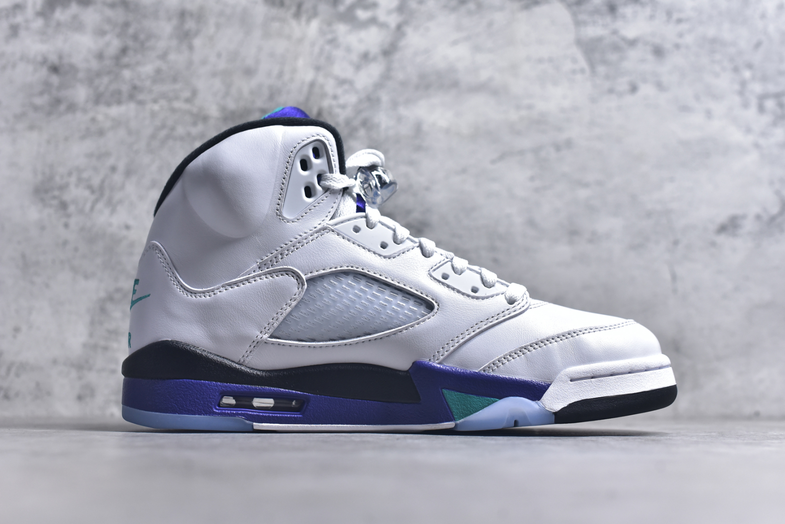 图片[3]-#Air Jordan AJ5 OG “Grape” 白紫色 HQ7978-100 SZ原厂全套原楦原纸板磨具开发 原厂皮料加持 原厂港宝加持定型后跟R度完美 同源原厂电绣 飞人针数密度立体效果一致 原厂拉帮手法 原厂配置纸衬高频鞋盒 原厂指令配双鞋带 原厂TPU网格鞋带扣 超高鞋面清洁度 最高QC检验标准 控制溢胶瑕疵 到手可放心比对发售原鞋 上脚百分百充正驾驭 尺码：40 40.5 41 42 42.5 43 44 44.5 45 46 47.5-选品中心