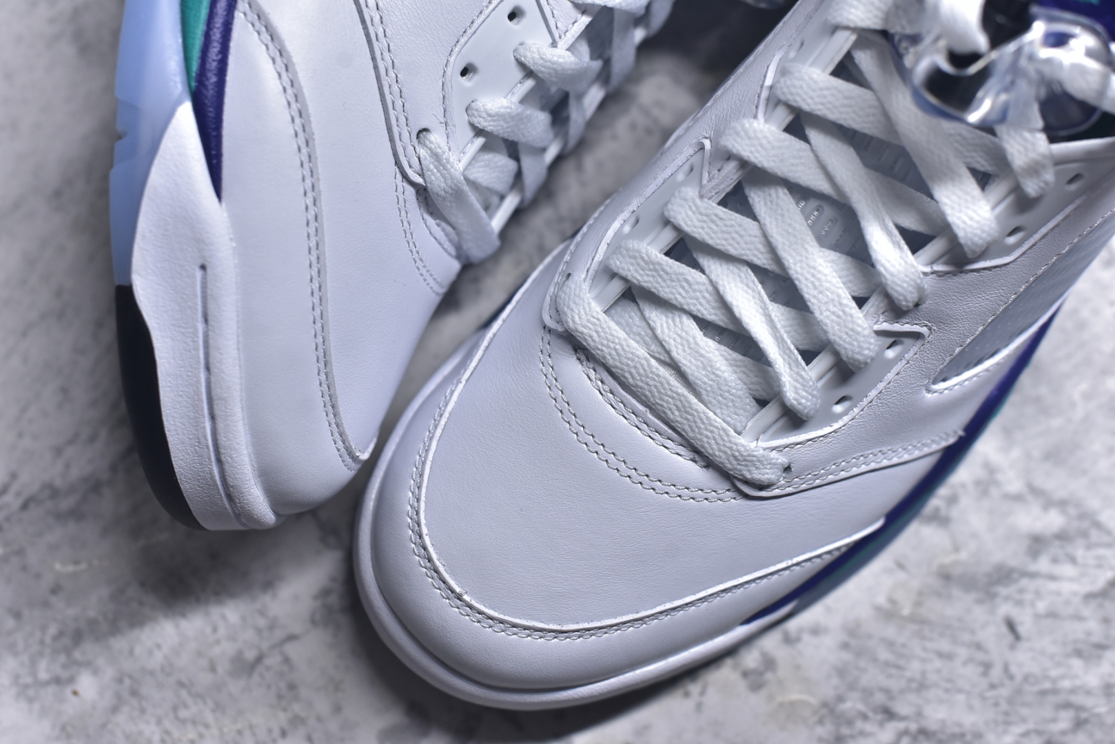 图片[8]-#Air Jordan AJ5 OG “Grape” 白紫色 HQ7978-100 SZ原厂全套原楦原纸板磨具开发 原厂皮料加持 原厂港宝加持定型后跟R度完美 同源原厂电绣 飞人针数密度立体效果一致 原厂拉帮手法 原厂配置纸衬高频鞋盒 原厂指令配双鞋带 原厂TPU网格鞋带扣 超高鞋面清洁度 最高QC检验标准 控制溢胶瑕疵 到手可放心比对发售原鞋 上脚百分百充正驾驭 尺码：40 40.5 41 42 42.5 43 44 44.5 45 46 47.5-选品中心