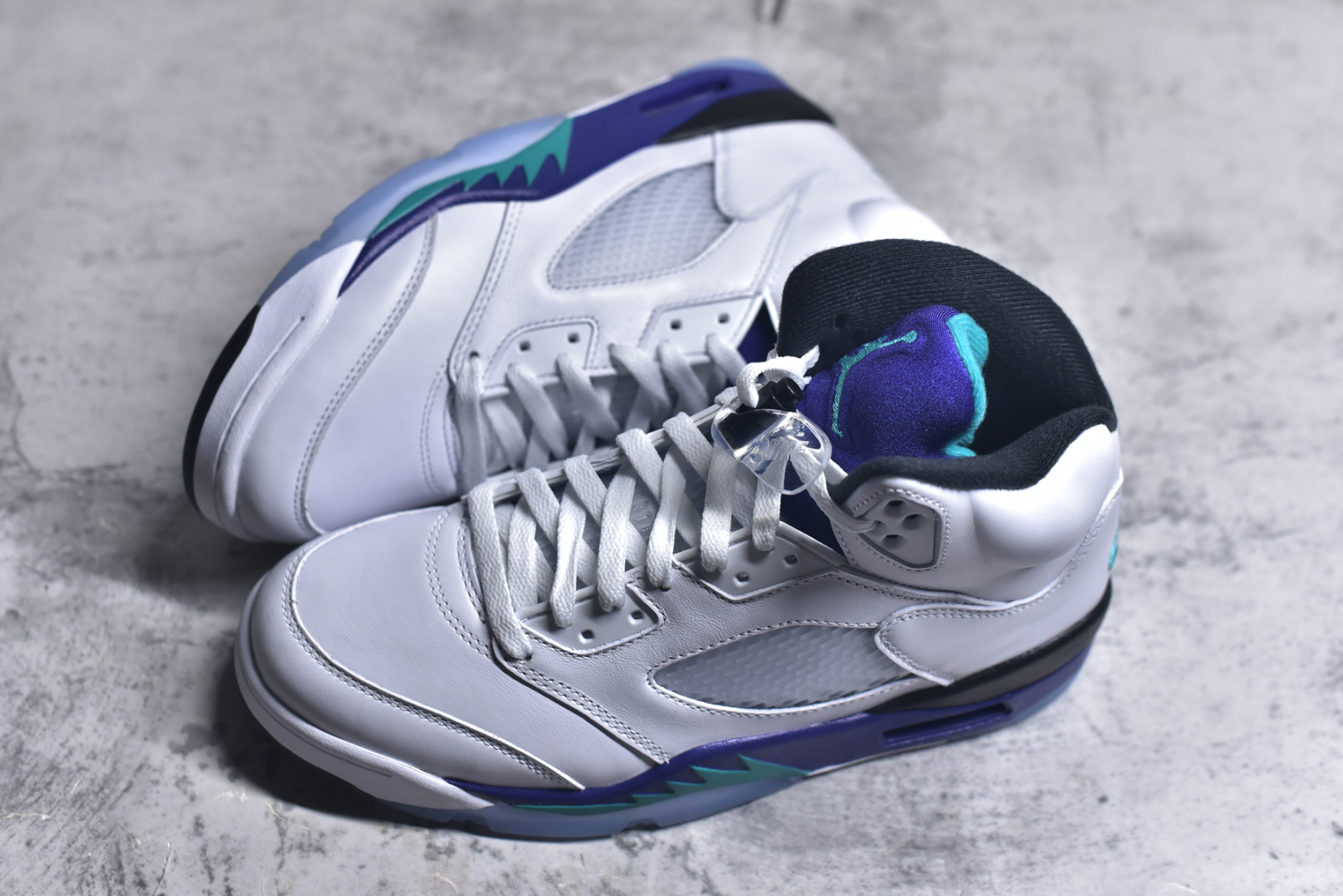 图片[7]-#Air Jordan AJ5 OG “Grape” 白紫色 HQ7978-100 SZ原厂全套原楦原纸板磨具开发 原厂皮料加持 原厂港宝加持定型后跟R度完美 同源原厂电绣 飞人针数密度立体效果一致 原厂拉帮手法 原厂配置纸衬高频鞋盒 原厂指令配双鞋带 原厂TPU网格鞋带扣 超高鞋面清洁度 最高QC检验标准 控制溢胶瑕疵 到手可放心比对发售原鞋 上脚百分百充正驾驭 尺码：40 40.5 41 42 42.5 43 44 44.5 45 46 47.5-选品中心