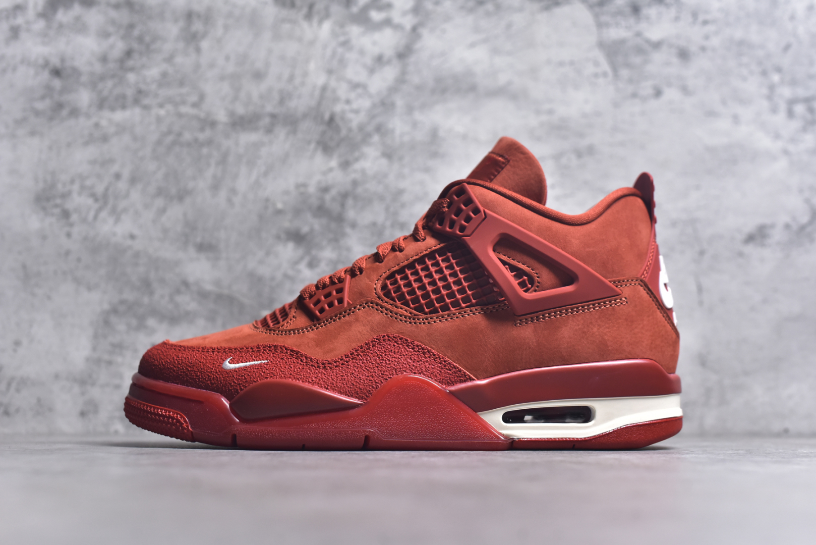 #Nigel Sylvester x Air Jordan AJ4 “Brick by Brick” 联名红砖 货号：HF4340-800 重点区分市面 唯一正确细节 后跟饰片中心位置有合模线 超弹硅胶材质 内层不织布补强 补强为硅胶提供更强耐久性 避免断裂 市场中端王者 亲自操刀耗时半年巨作 全套原纸板楦头开发 确保原汁原味 完美呈现四代版型 一比一鞋头弧度高度鞋身弧度 此版本只针对中端市场 皮料材质有所更替 其他数据细节工艺流程均保持一致 绝不口嗨 细节品控鞋型随意秒杀市面3XX 4XX 原厂TPU网格鞋带扣 正确内里网布 菱角分明不变形无多余毛边 柔软性质感一致于原鞋 市场唯一原厂鞋扣模具 背面可见隐藏注塑口 原厂织唛标 原厂飞人电绣工艺 尾指中部跳三针 独家绑鞋带手法 印刷中底布 四线拉帮 米色美纹纸贴合固定 进口港宝加持 后跟自然饱满 全鞋荧光划线卡点 追求极致完美 每一双都是工艺品 多重QC质检 超越公司货的品控标准 实实在在的免检产品 尺码：40 40.5 41 42 42.5 43 44 44.5 45 45.5 46 47.5 48.5-选品中心