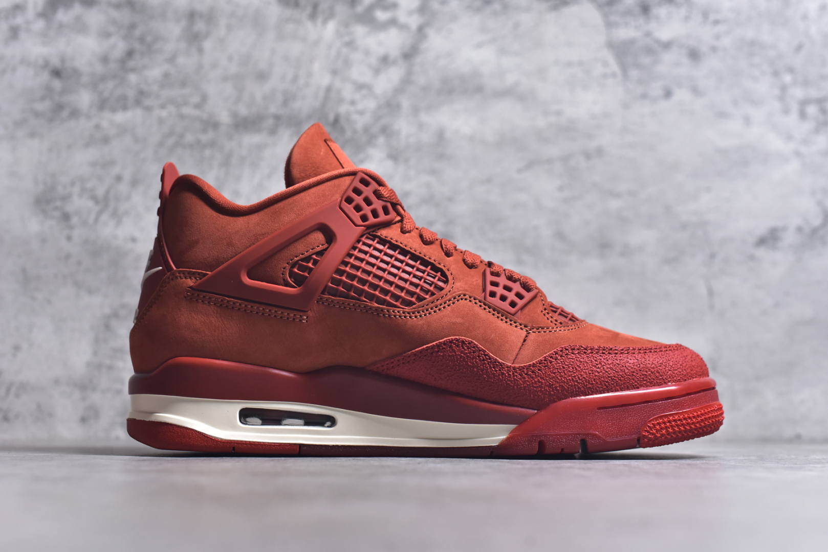 图片[3]-#Nigel Sylvester x Air Jordan AJ4 “Brick by Brick” 联名红砖 货号：HF4340-800 重点区分市面 唯一正确细节 后跟饰片中心位置有合模线 超弹硅胶材质 内层不织布补强 补强为硅胶提供更强耐久性 避免断裂 市场中端王者 亲自操刀耗时半年巨作 全套原纸板楦头开发 确保原汁原味 完美呈现四代版型 一比一鞋头弧度高度鞋身弧度 此版本只针对中端市场 皮料材质有所更替 其他数据细节工艺流程均保持一致 绝不口嗨 细节品控鞋型随意秒杀市面3XX 4XX 原厂TPU网格鞋带扣 正确内里网布 菱角分明不变形无多余毛边 柔软性质感一致于原鞋 市场唯一原厂鞋扣模具 背面可见隐藏注塑口 原厂织唛标 原厂飞人电绣工艺 尾指中部跳三针 独家绑鞋带手法 印刷中底布 四线拉帮 米色美纹纸贴合固定 进口港宝加持 后跟自然饱满 全鞋荧光划线卡点 追求极致完美 每一双都是工艺品 多重QC质检 超越公司货的品控标准 实实在在的免检产品 尺码：40 40.5 41 42 42.5 43 44 44.5 45 45.5 46 47.5 48.5-选品中心