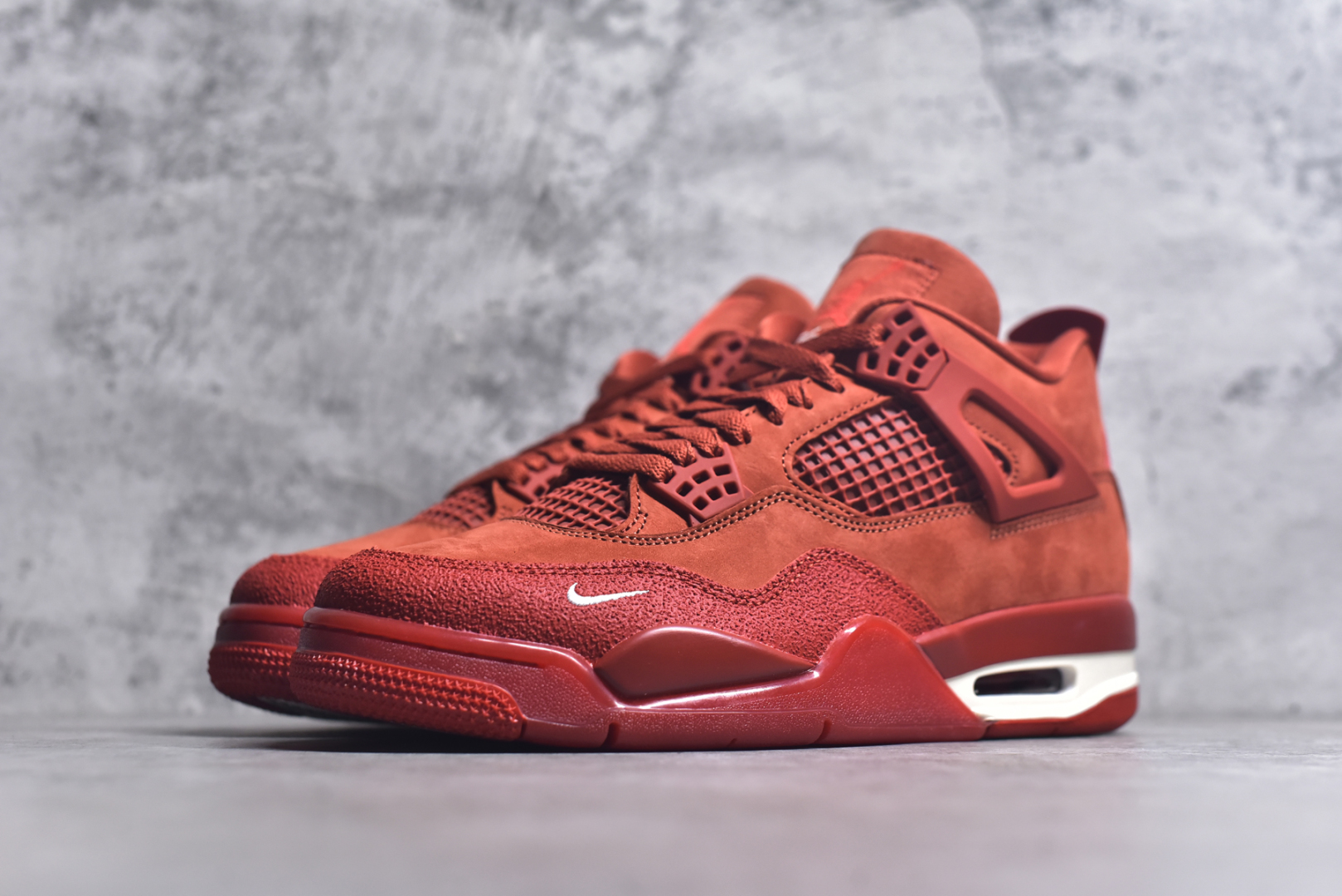 图片[2]-#Nigel Sylvester x Air Jordan AJ4 “Brick by Brick” 联名红砖 货号：HF4340-800 重点区分市面 唯一正确细节 后跟饰片中心位置有合模线 超弹硅胶材质 内层不织布补强 补强为硅胶提供更强耐久性 避免断裂 市场中端王者 亲自操刀耗时半年巨作 全套原纸板楦头开发 确保原汁原味 完美呈现四代版型 一比一鞋头弧度高度鞋身弧度 此版本只针对中端市场 皮料材质有所更替 其他数据细节工艺流程均保持一致 绝不口嗨 细节品控鞋型随意秒杀市面3XX 4XX 原厂TPU网格鞋带扣 正确内里网布 菱角分明不变形无多余毛边 柔软性质感一致于原鞋 市场唯一原厂鞋扣模具 背面可见隐藏注塑口 原厂织唛标 原厂飞人电绣工艺 尾指中部跳三针 独家绑鞋带手法 印刷中底布 四线拉帮 米色美纹纸贴合固定 进口港宝加持 后跟自然饱满 全鞋荧光划线卡点 追求极致完美 每一双都是工艺品 多重QC质检 超越公司货的品控标准 实实在在的免检产品 尺码：40 40.5 41 42 42.5 43 44 44.5 45 45.5 46 47.5 48.5-选品中心