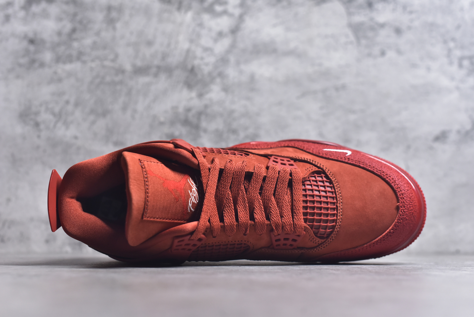 图片[4]-#Nigel Sylvester x Air Jordan AJ4 “Brick by Brick” 联名红砖 货号：HF4340-800 重点区分市面 唯一正确细节 后跟饰片中心位置有合模线 超弹硅胶材质 内层不织布补强 补强为硅胶提供更强耐久性 避免断裂 市场中端王者 亲自操刀耗时半年巨作 全套原纸板楦头开发 确保原汁原味 完美呈现四代版型 一比一鞋头弧度高度鞋身弧度 此版本只针对中端市场 皮料材质有所更替 其他数据细节工艺流程均保持一致 绝不口嗨 细节品控鞋型随意秒杀市面3XX 4XX 原厂TPU网格鞋带扣 正确内里网布 菱角分明不变形无多余毛边 柔软性质感一致于原鞋 市场唯一原厂鞋扣模具 背面可见隐藏注塑口 原厂织唛标 原厂飞人电绣工艺 尾指中部跳三针 独家绑鞋带手法 印刷中底布 四线拉帮 米色美纹纸贴合固定 进口港宝加持 后跟自然饱满 全鞋荧光划线卡点 追求极致完美 每一双都是工艺品 多重QC质检 超越公司货的品控标准 实实在在的免检产品 尺码：40 40.5 41 42 42.5 43 44 44.5 45 45.5 46 47.5 48.5-选品中心