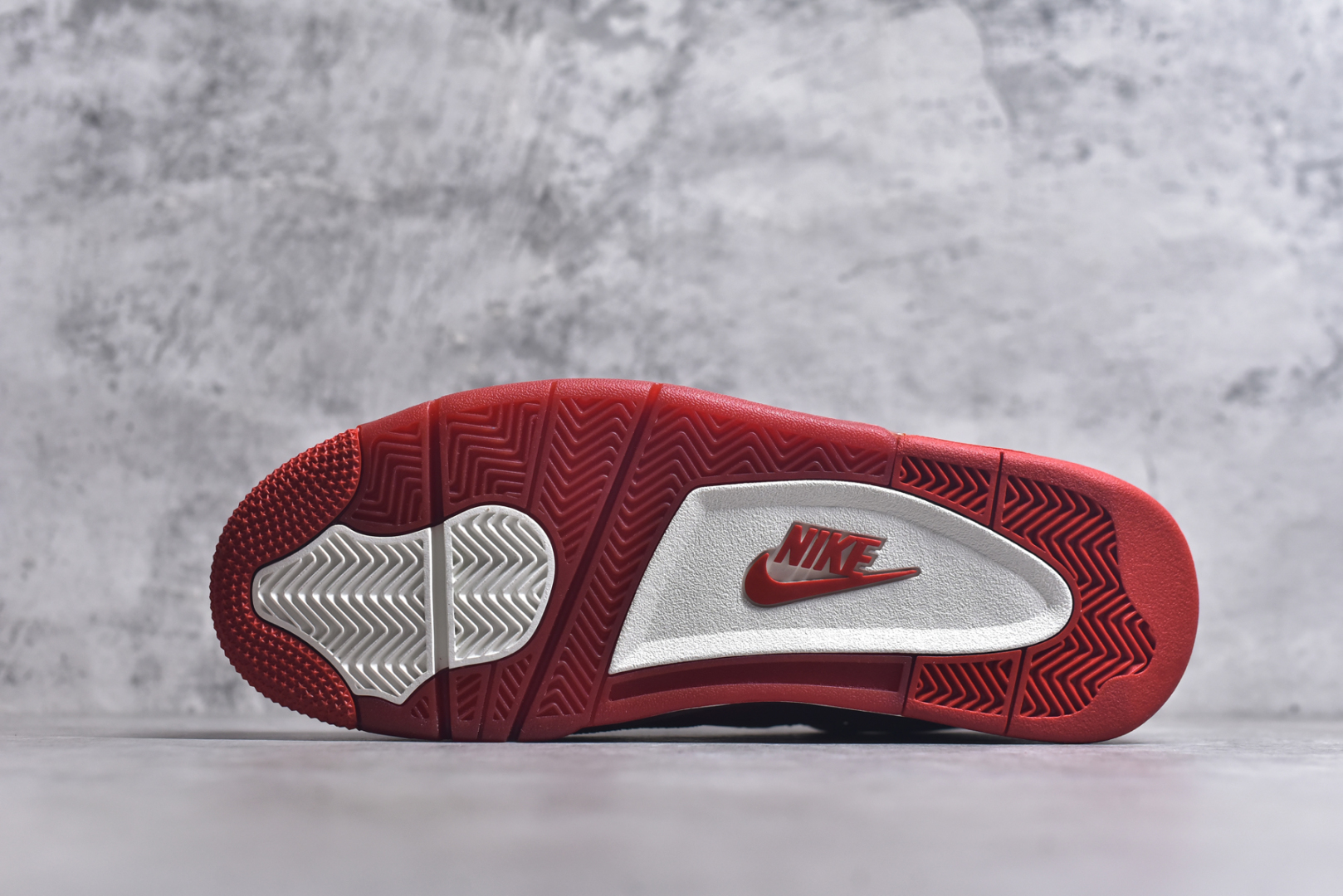 图片[6]-#Nigel Sylvester x Air Jordan AJ4 “Brick by Brick” 联名红砖 货号：HF4340-800 重点区分市面 唯一正确细节 后跟饰片中心位置有合模线 超弹硅胶材质 内层不织布补强 补强为硅胶提供更强耐久性 避免断裂 市场中端王者 亲自操刀耗时半年巨作 全套原纸板楦头开发 确保原汁原味 完美呈现四代版型 一比一鞋头弧度高度鞋身弧度 此版本只针对中端市场 皮料材质有所更替 其他数据细节工艺流程均保持一致 绝不口嗨 细节品控鞋型随意秒杀市面3XX 4XX 原厂TPU网格鞋带扣 正确内里网布 菱角分明不变形无多余毛边 柔软性质感一致于原鞋 市场唯一原厂鞋扣模具 背面可见隐藏注塑口 原厂织唛标 原厂飞人电绣工艺 尾指中部跳三针 独家绑鞋带手法 印刷中底布 四线拉帮 米色美纹纸贴合固定 进口港宝加持 后跟自然饱满 全鞋荧光划线卡点 追求极致完美 每一双都是工艺品 多重QC质检 超越公司货的品控标准 实实在在的免检产品 尺码：40 40.5 41 42 42.5 43 44 44.5 45 45.5 46 47.5 48.5-选品中心